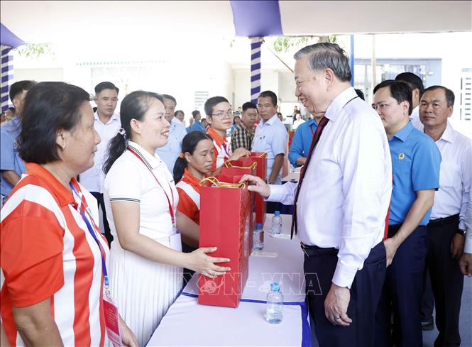 Tổng Bí thư, Chủ tịch nước Tô Lâm thăm, động viên công nhân, người lao động tại TP. Hồ Chí Minh