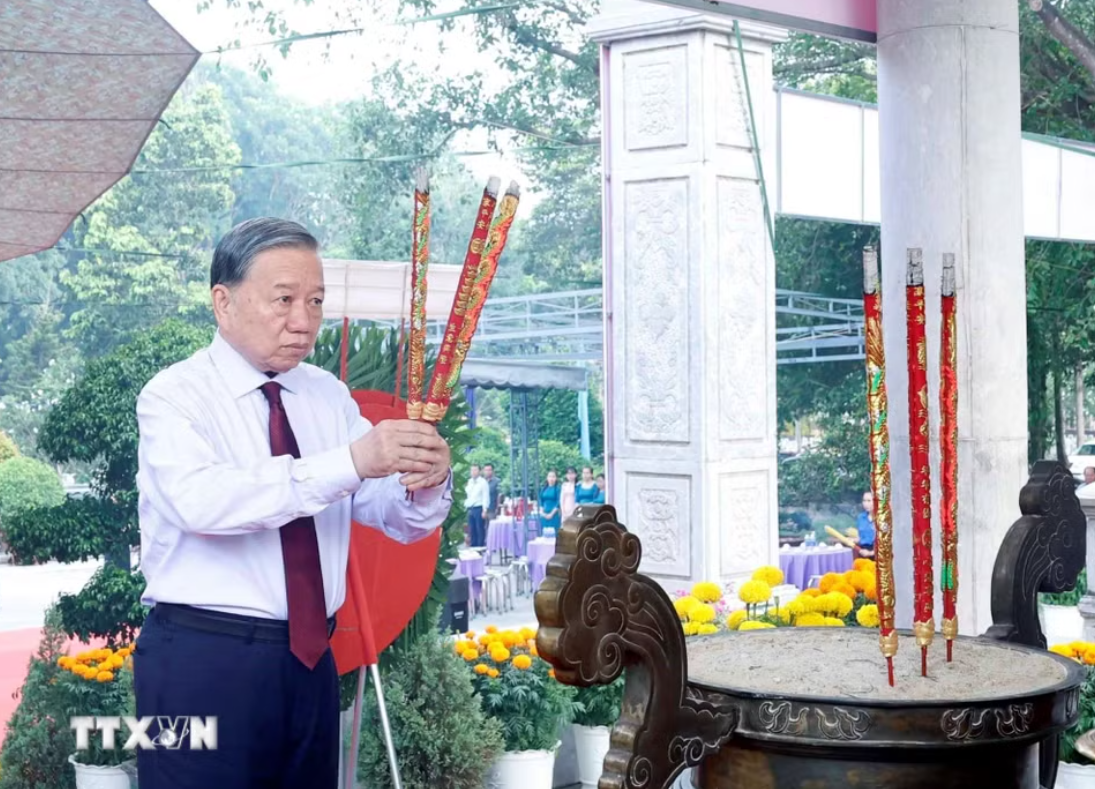 Tổng Bí thư, Chủ tịch nước dâng hương tưởng niệm các Anh hùng liệt sỹ ở Tây Ninh