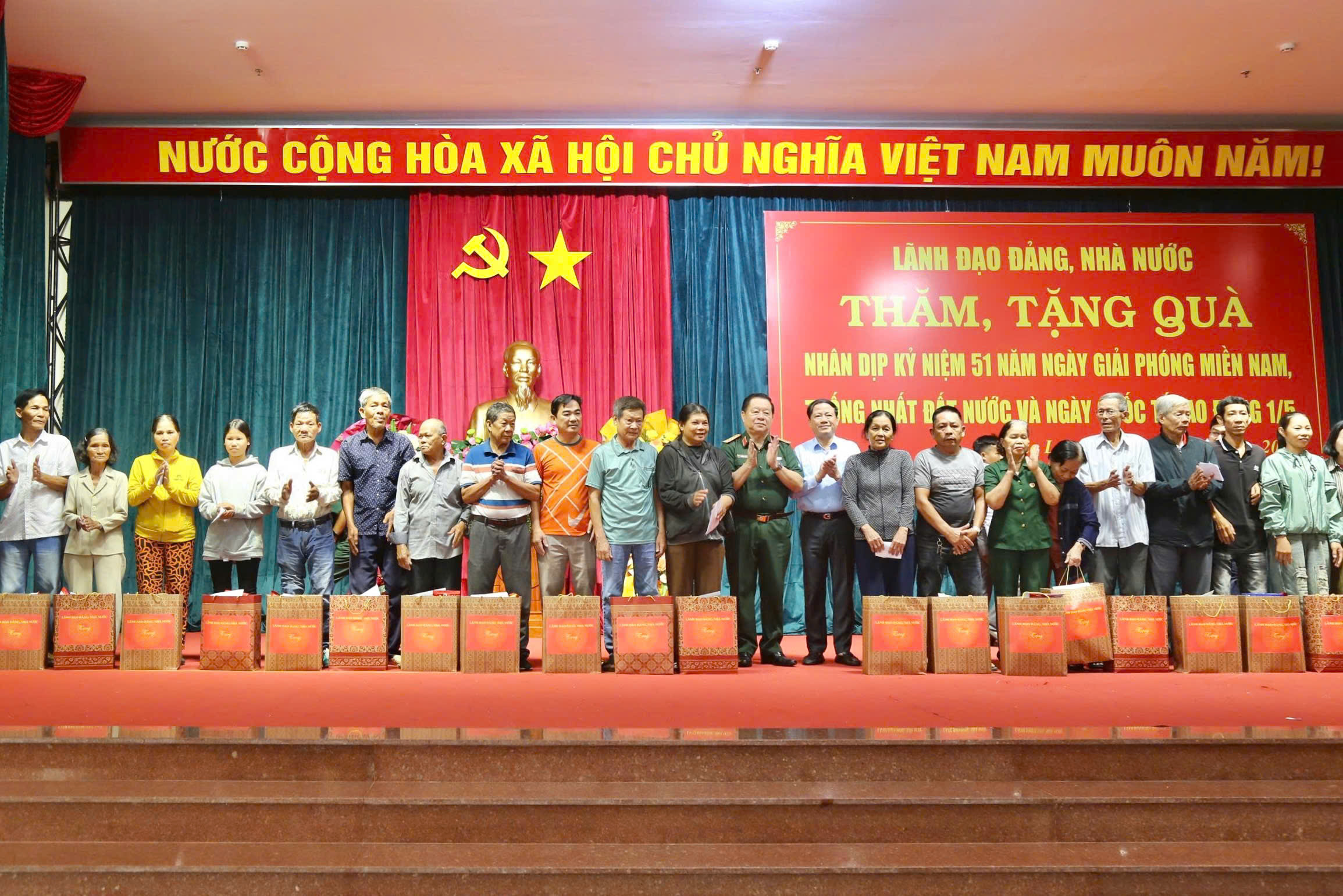 Đại tướng Nguyễn Trọng Nghĩa tặng quà người có công dịp 30/4, 1/5