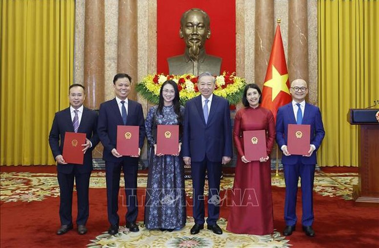 Tổng Bí thư, Chủ tịch nước Tô Lâm trao quyết định bổ nhiệm 5 Đại sứ Việt Nam tại nước ngoài