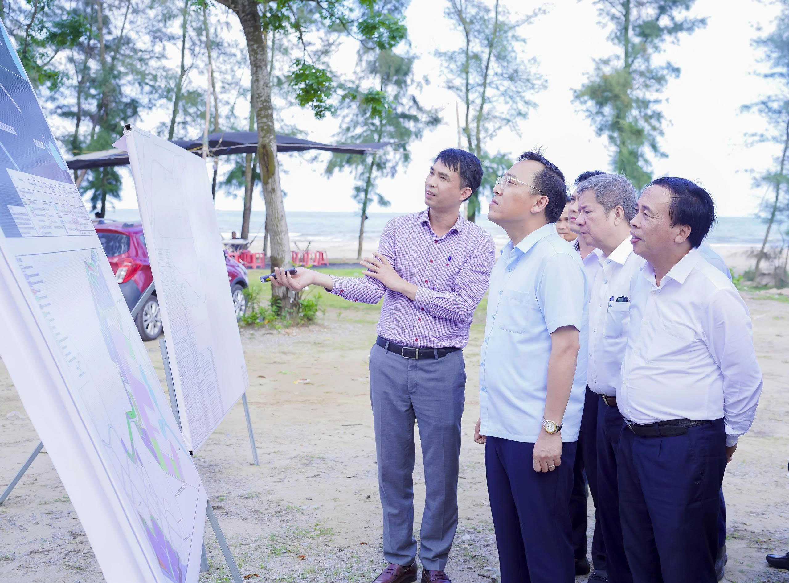 Thứ trưởng Nguyễn Hoàng Long kiểm tra thực địa Dự án Nhà máy nhiệt điện LNG Quỳnh Lập