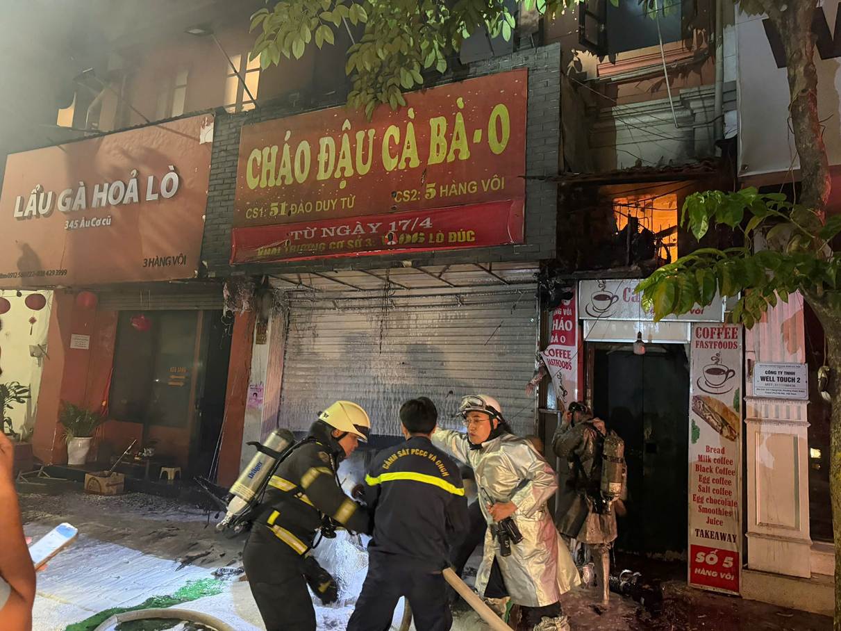 Hà Nội: Cháy quán cháo phố Hàng Vôi, giải cứu 4 người mắc kẹt