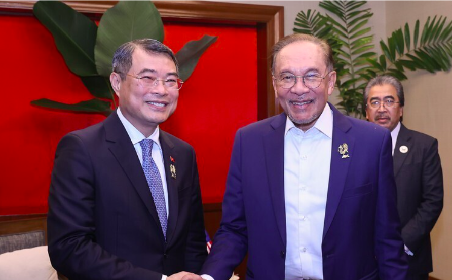 Thủ tướng Lê Minh Hưng gặp Thủ tướng Malaysia Anwar Ibrahim