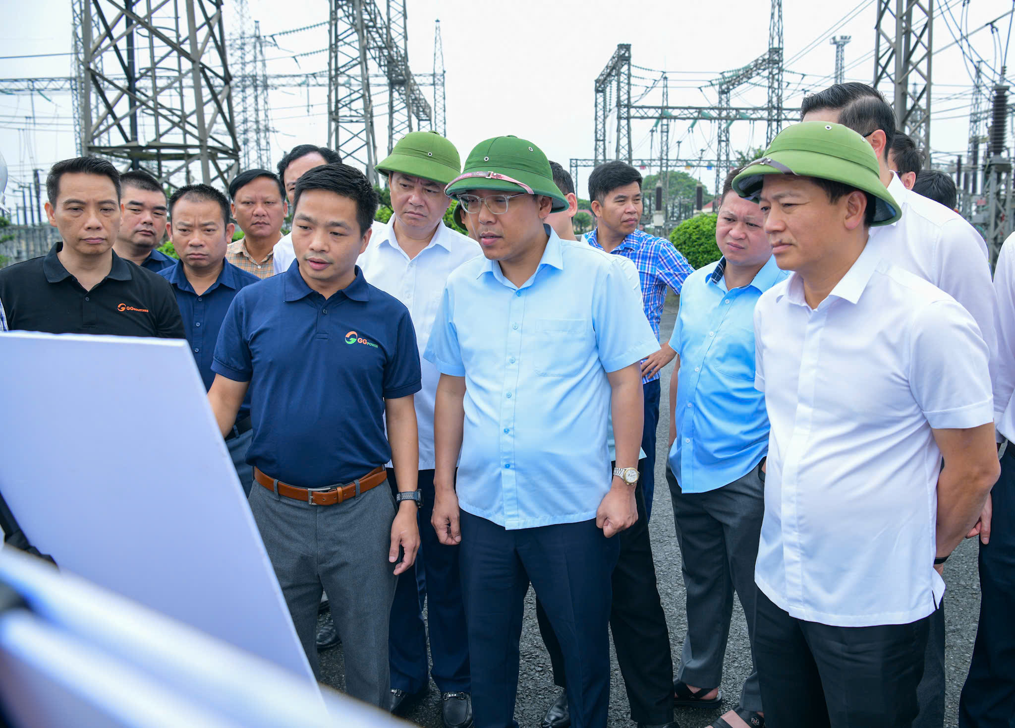 Thứ trưởng Nguyễn Hoàng Long kiểm tra một số dự án nguồn và lưới điện tại Ninh Bình