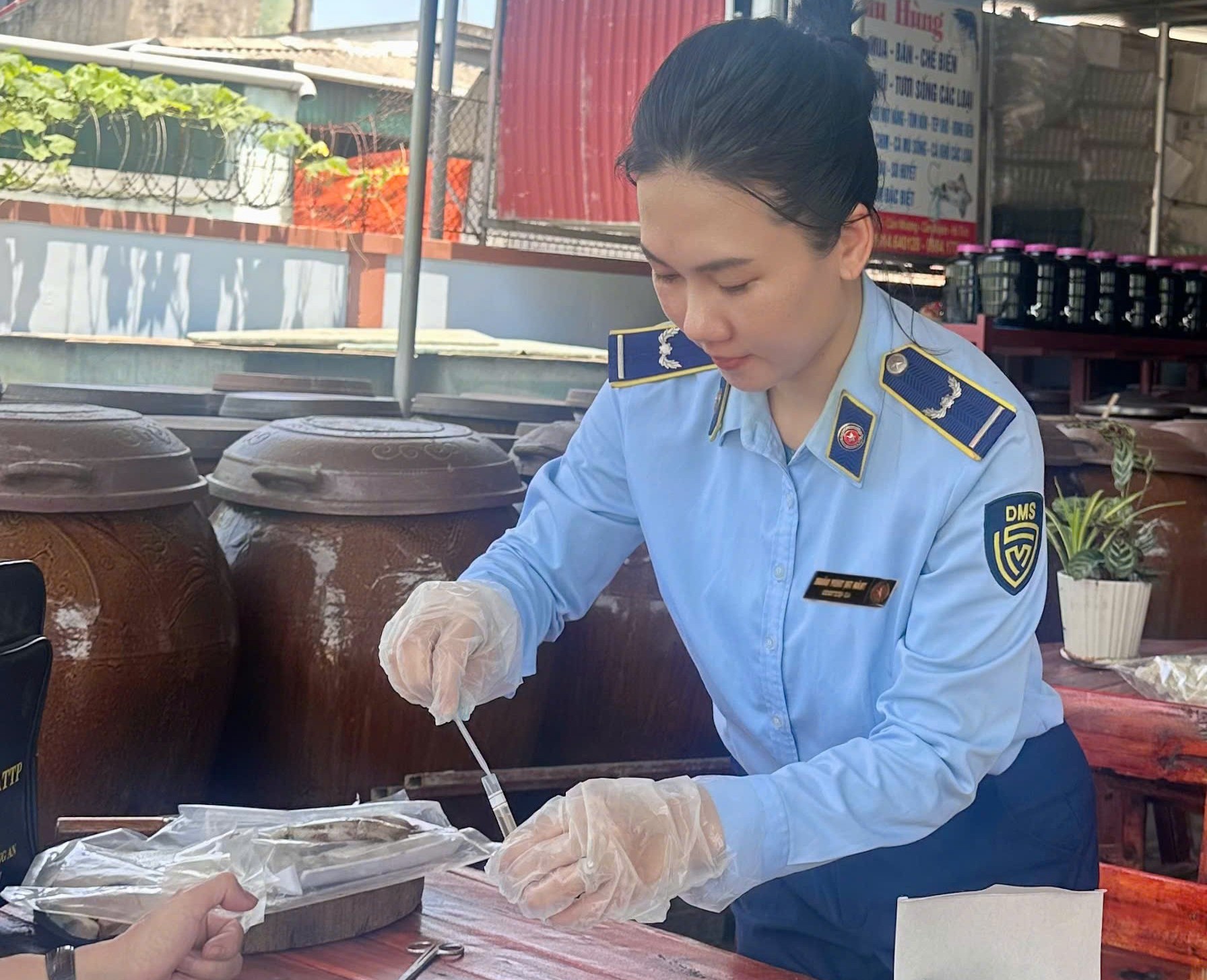 Hà Tĩnh lấy mẫu kiểm tra thực phẩm tại các cơ sở chế biến, kinh doanh
