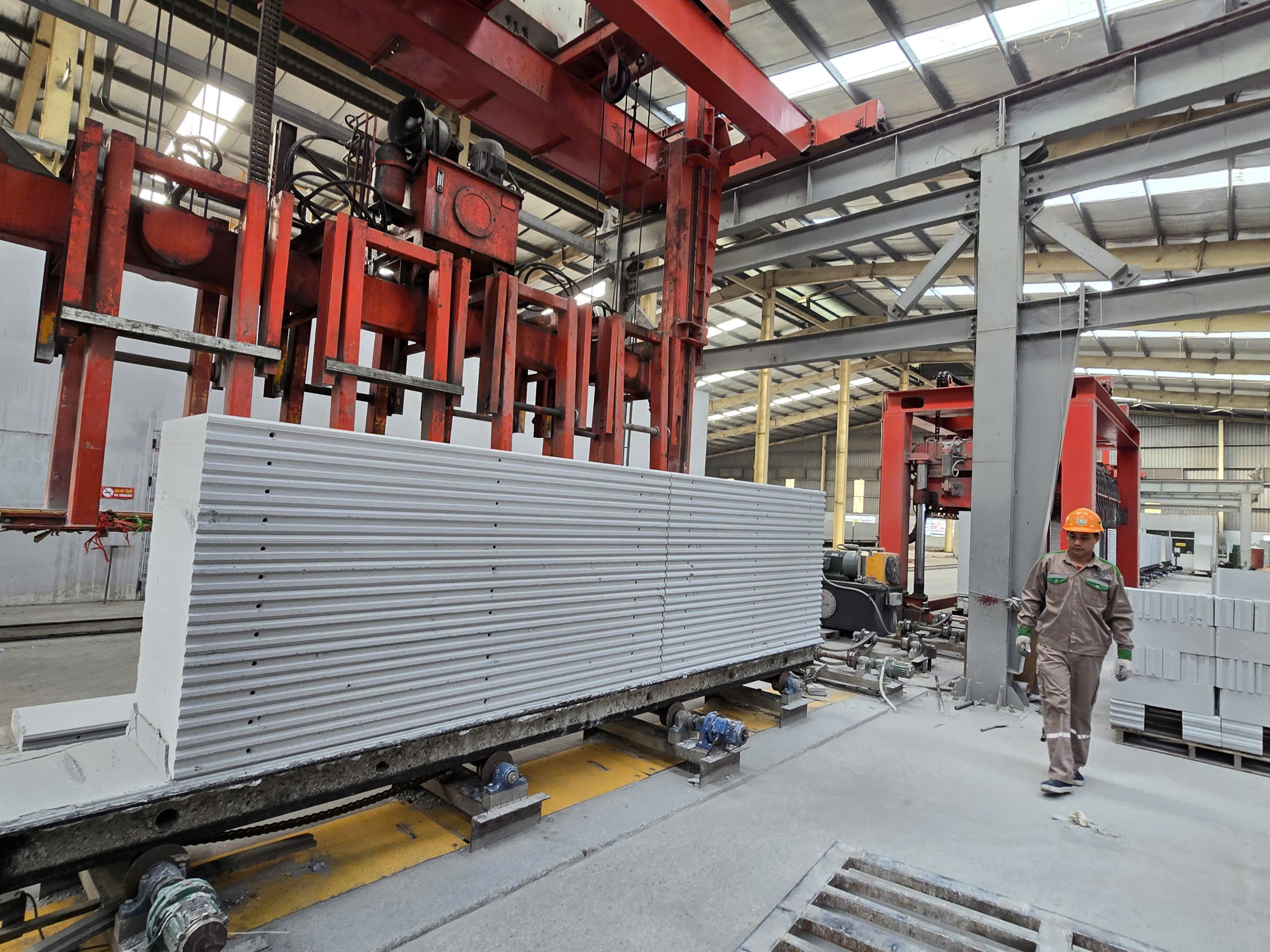 Biến tro xỉ nhiệt điện thành vật liệu xanh tiết kiệm năng lượng