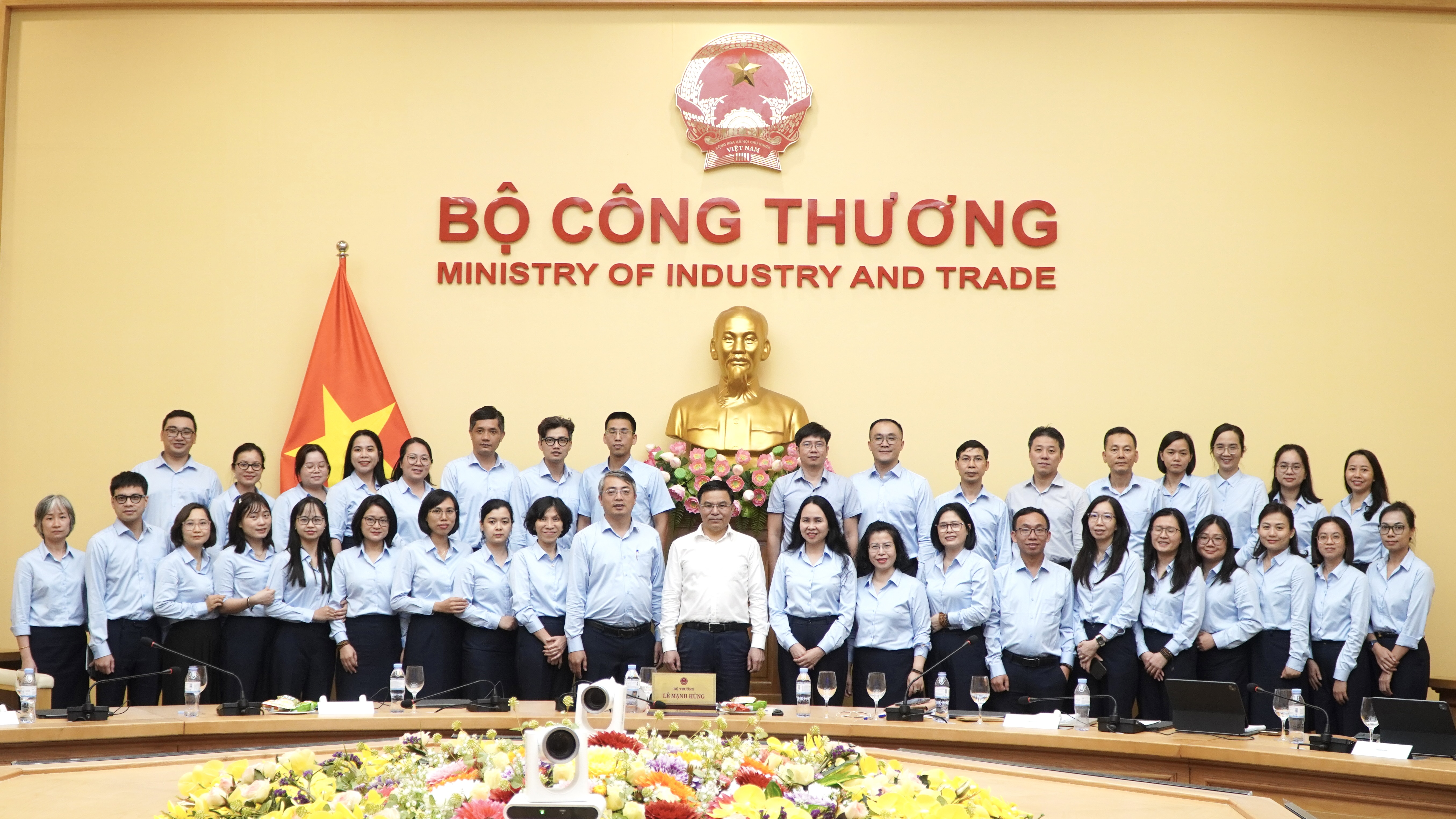 Bộ trưởng Lê Mạnh Hùng làm việc với Cục Thương mại điện tử và Kinh tế số