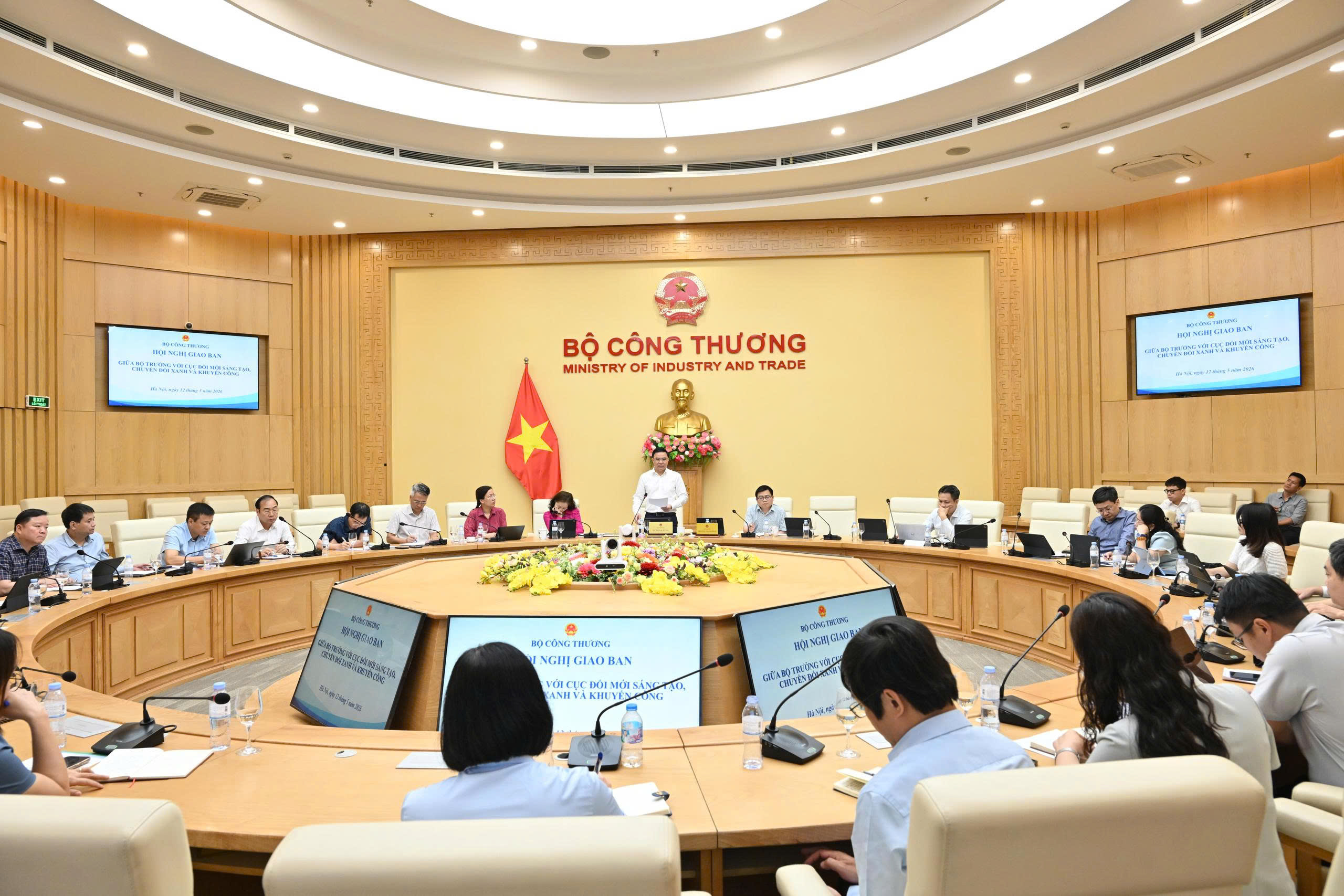 Bộ trưởng Lê Mạnh Hùng làm việc với Cục Đổi mới sáng tạo, Chuyển đổi xanh và Khuyến công