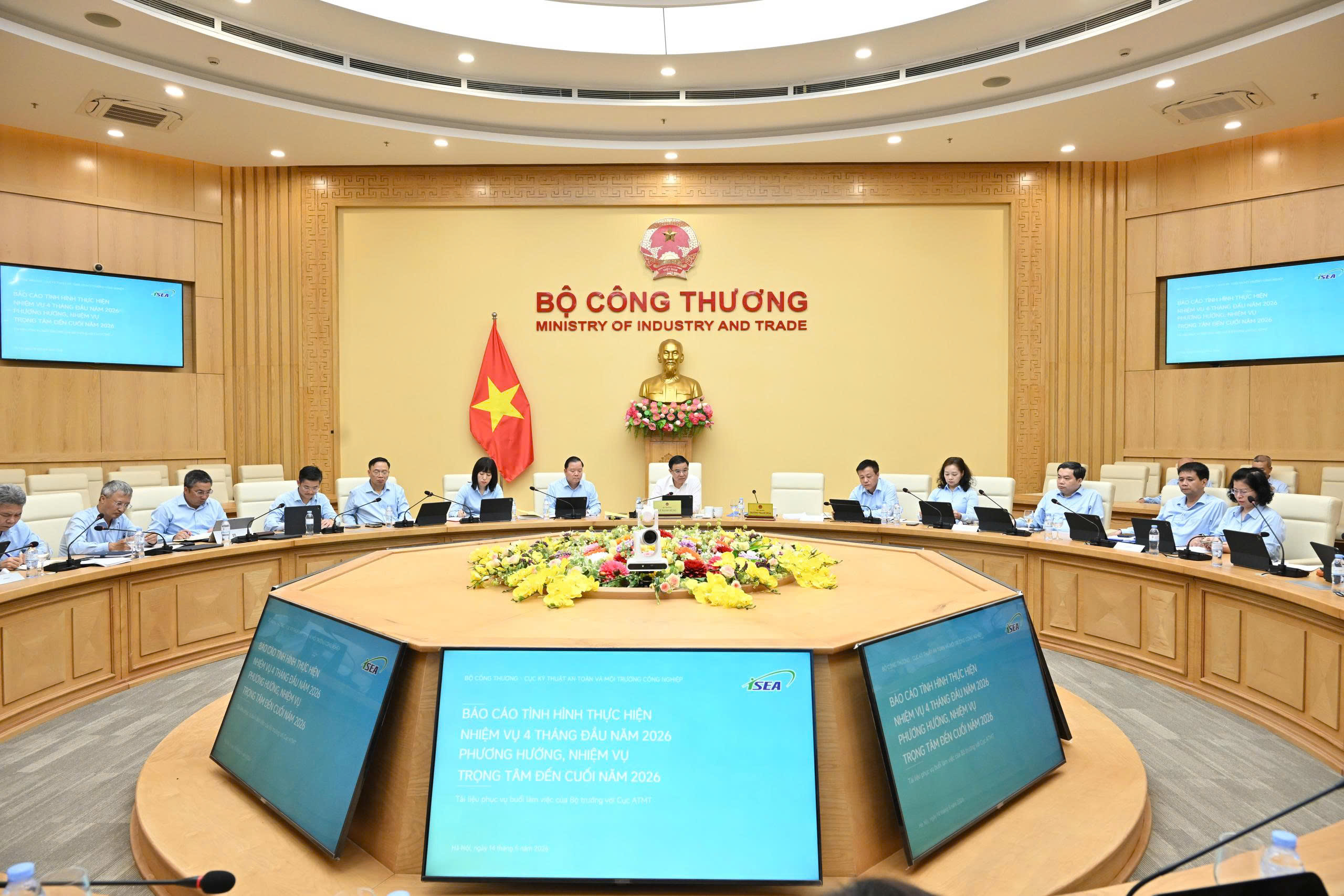 Bộ trưởng Lê Mạnh Hùng làm việc với Cục Kỹ thuật an toàn và Môi trường Công nghiệp