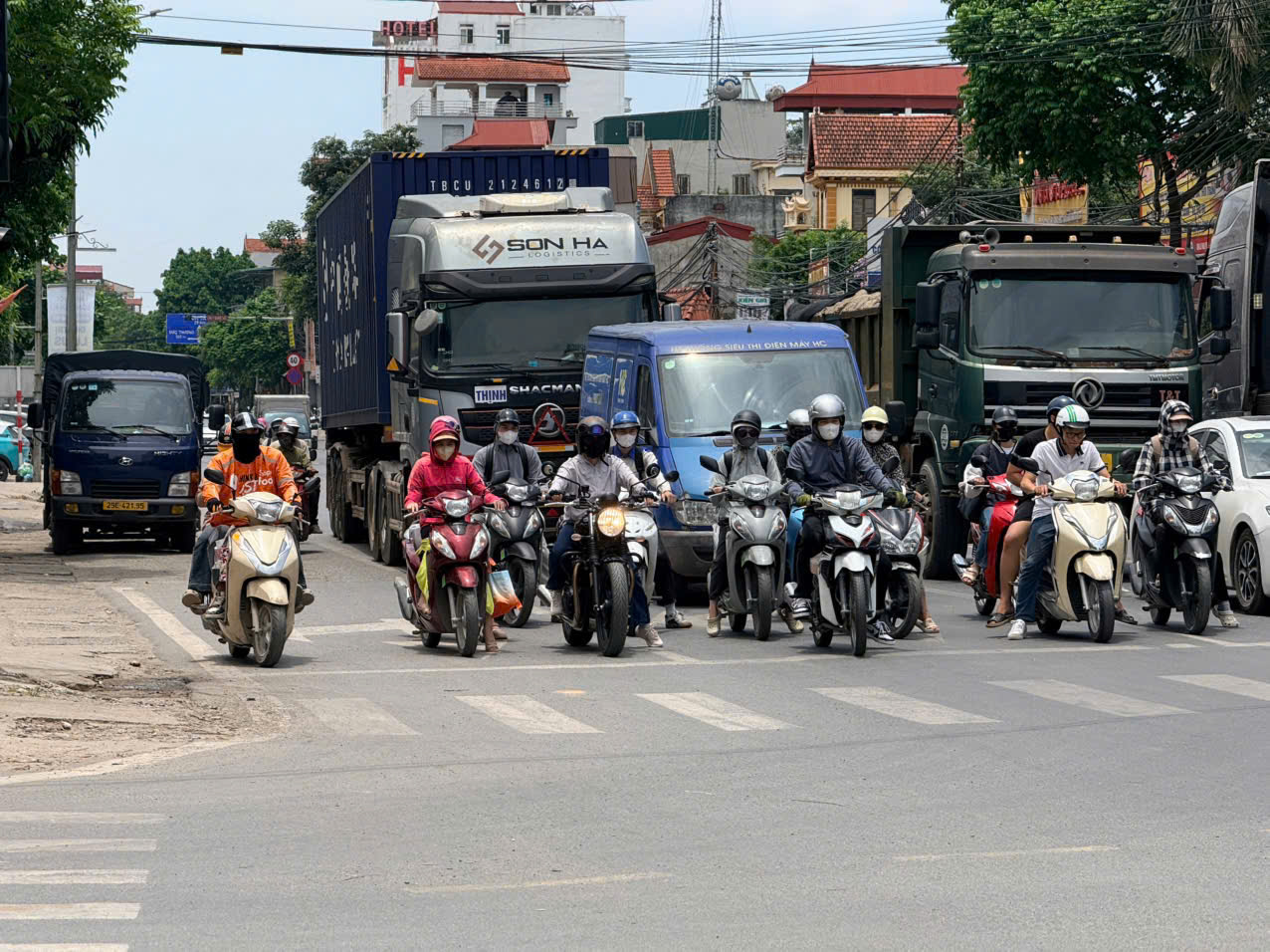 Hà Nội: Thị trường đồ chống nắng tăng nhiệt, hàng trôi nổi len lỏi