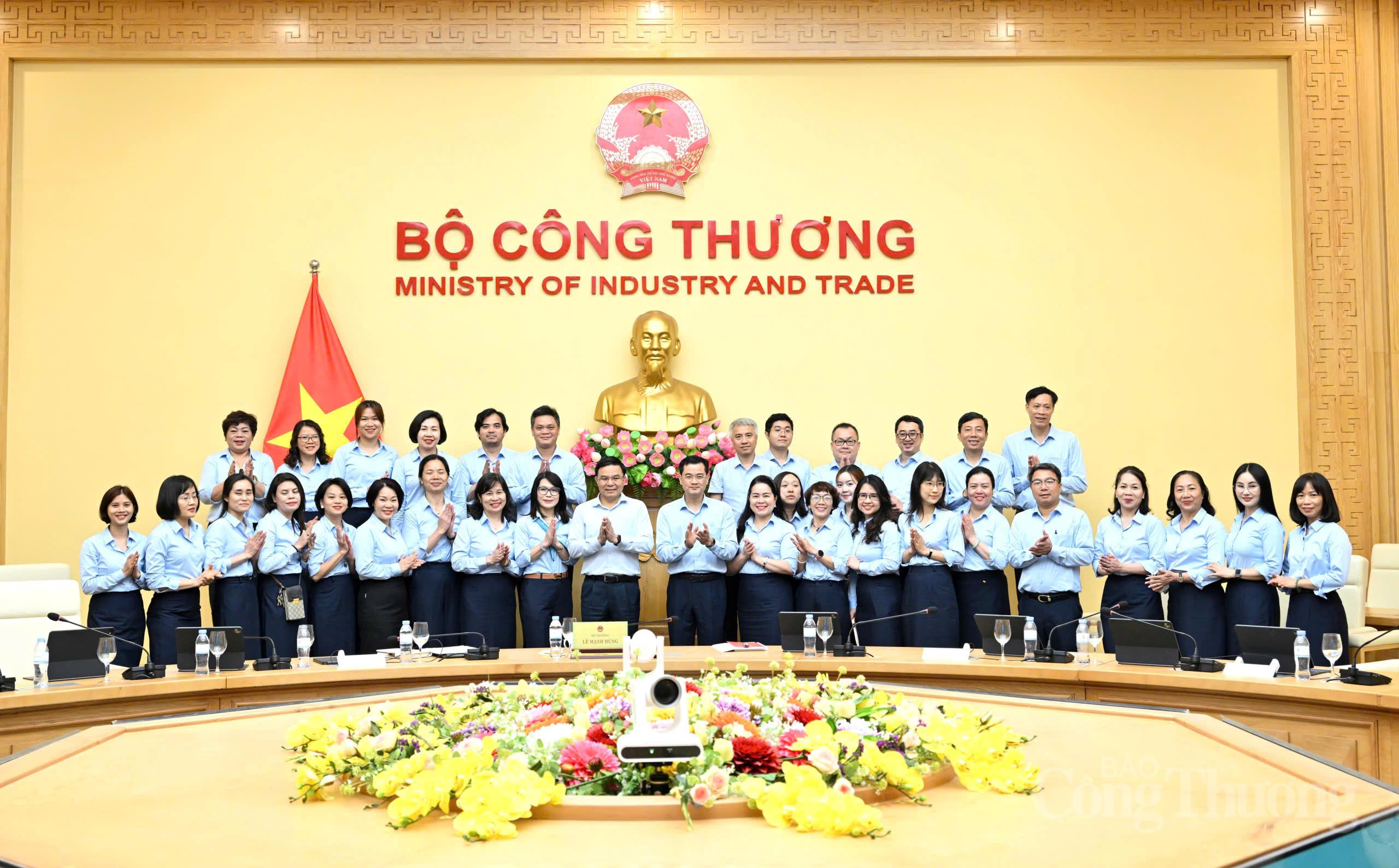 Bộ trưởng Lê Mạnh Hùng làm việc với Vụ Kế hoạch, Tài chính và Quản lý doanh nghiệp