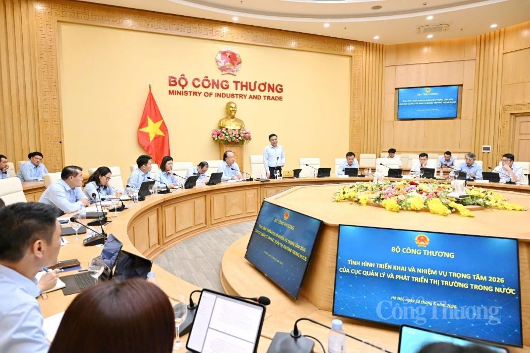 Bộ trưởng Lê Mạnh Hùng làm việc với Cục Quản lý và Phát triển thị trường trong nước