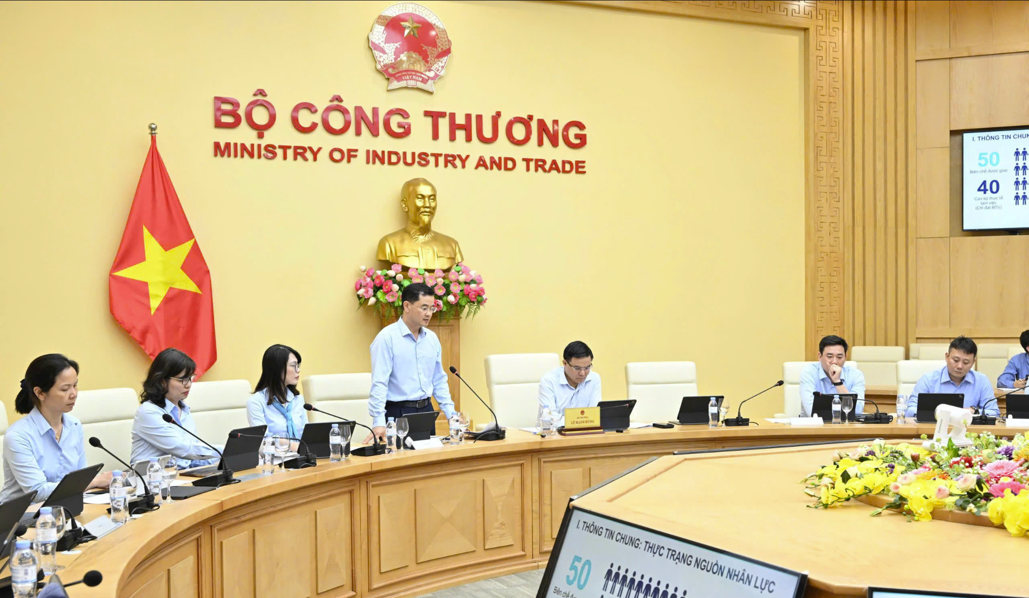 Chùm ảnh: Bộ trưởng Lê Mạnh Hùng làm việc với Vụ Kế hoạch Tài chính và Quản lý doanh nghiệp