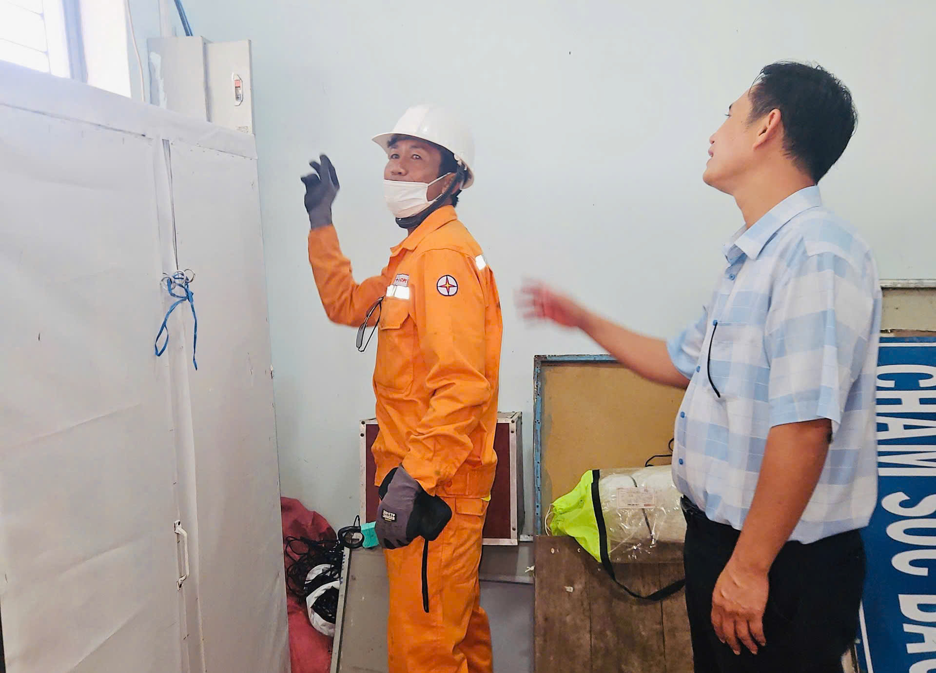 Người thợ điện của buôn làng noi gương Bác từ những việc làm bình dị
