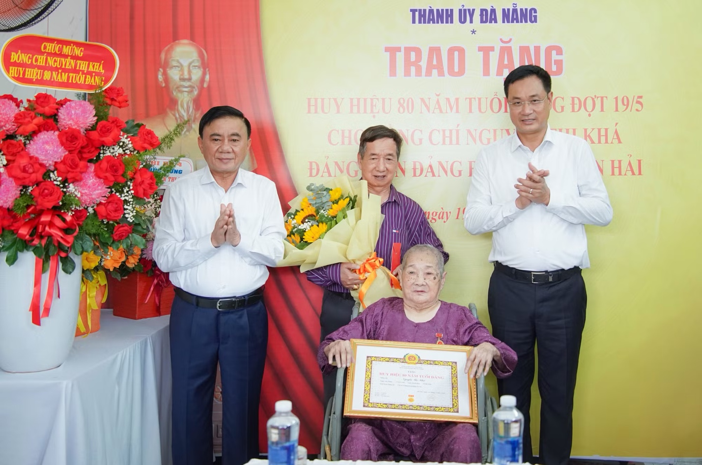Thường trực Ban Bí thư Trần Cẩm Tú trao Huy hiệu 80 năm tuổi Đảng