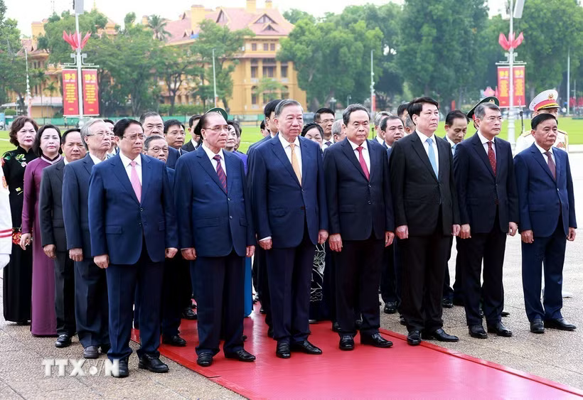 Lãnh đạo Đảng, Nhà nước vào Lăng viếng Bác nhân dịp kỷ niệm 136 năm ngày sinh của Người