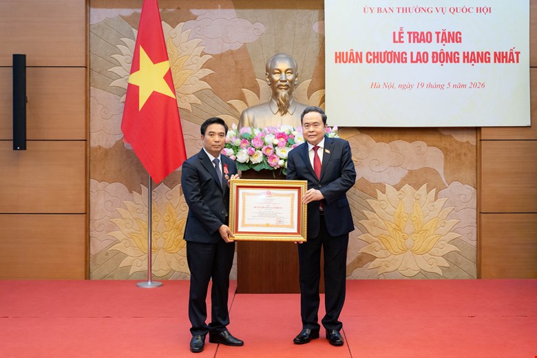 Trao Huân chương Lao động Hạng Nhất tặng Phó Chủ tịch Quốc hội Nguyễn Doãn Anh