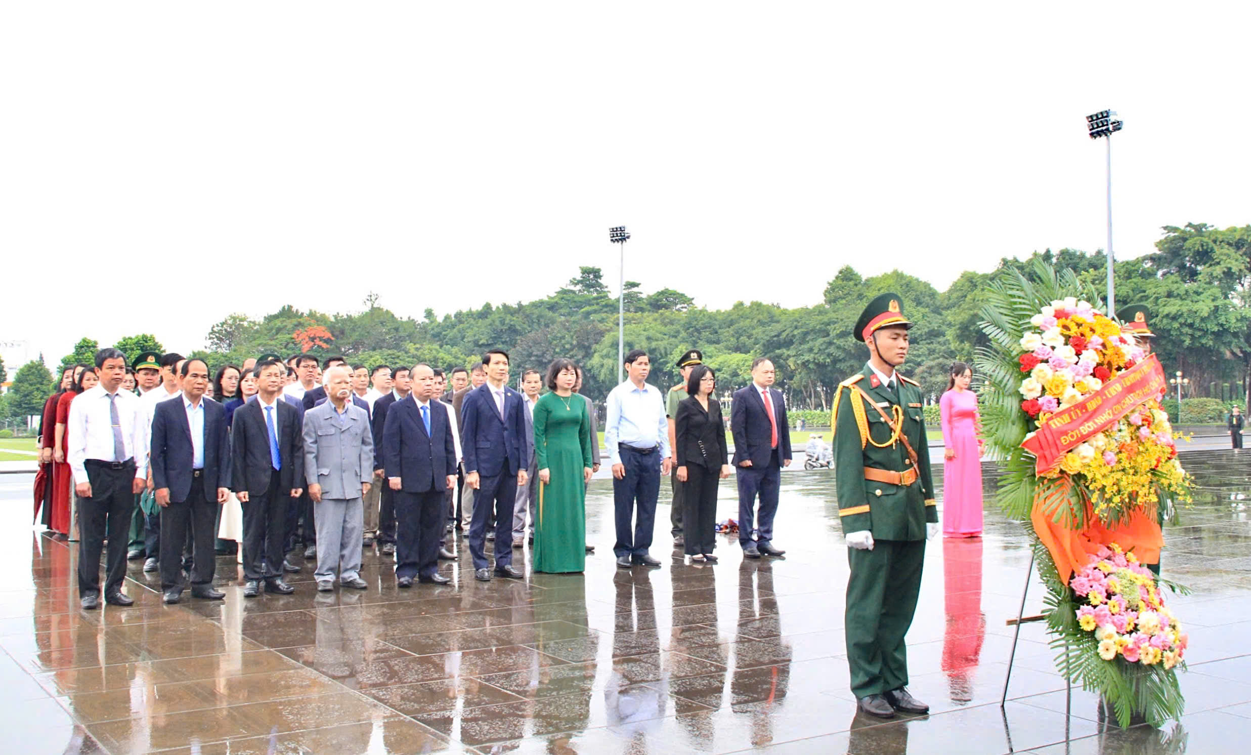 Gia Lai dâng hoa, dâng hương kỷ niệm 136 năm Ngày sinh Chủ tịch Hồ Chí Minh