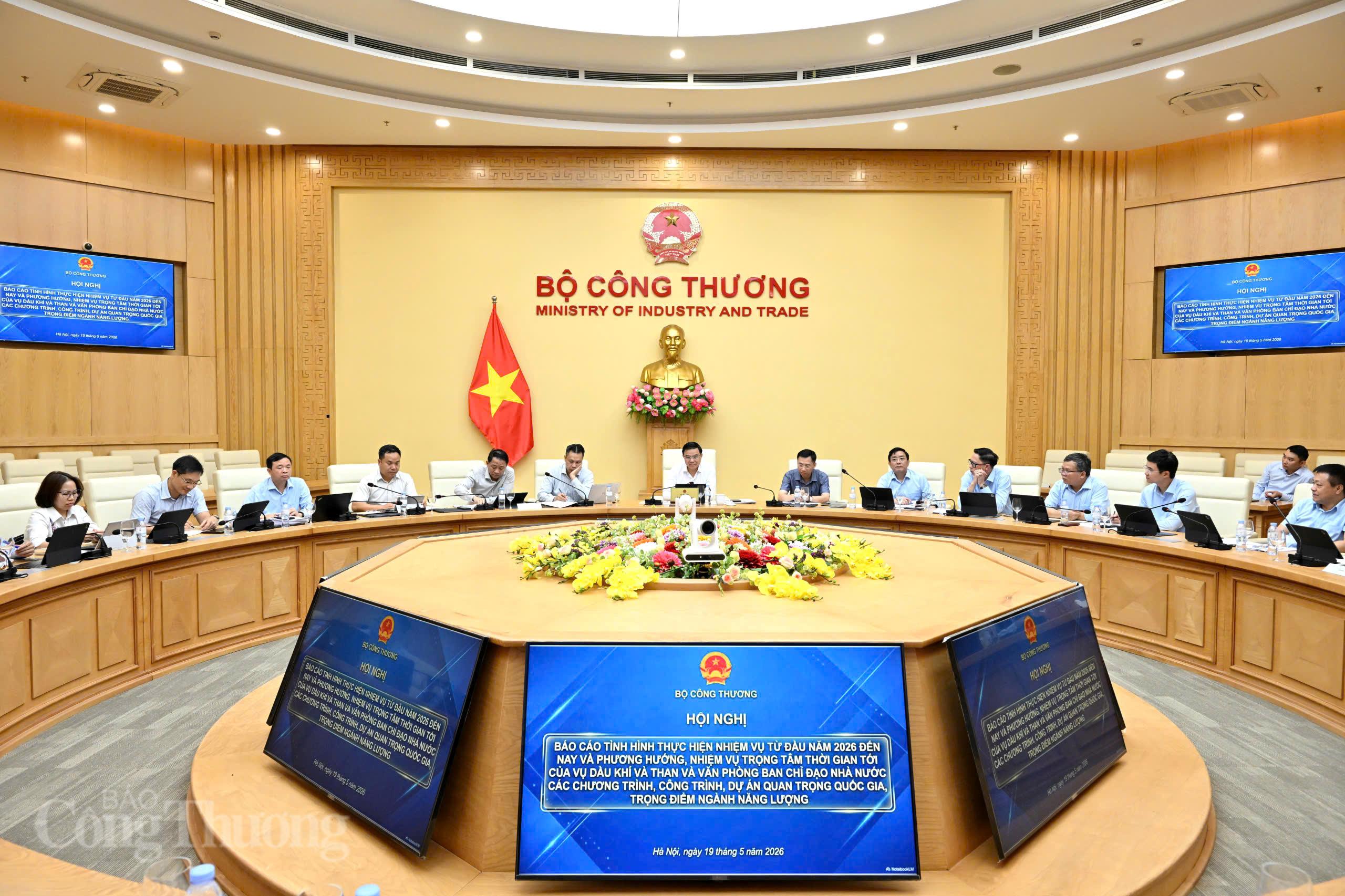 Bộ trưởng Lê Mạnh Hùng làm việc với Vụ Dầu khí và Than