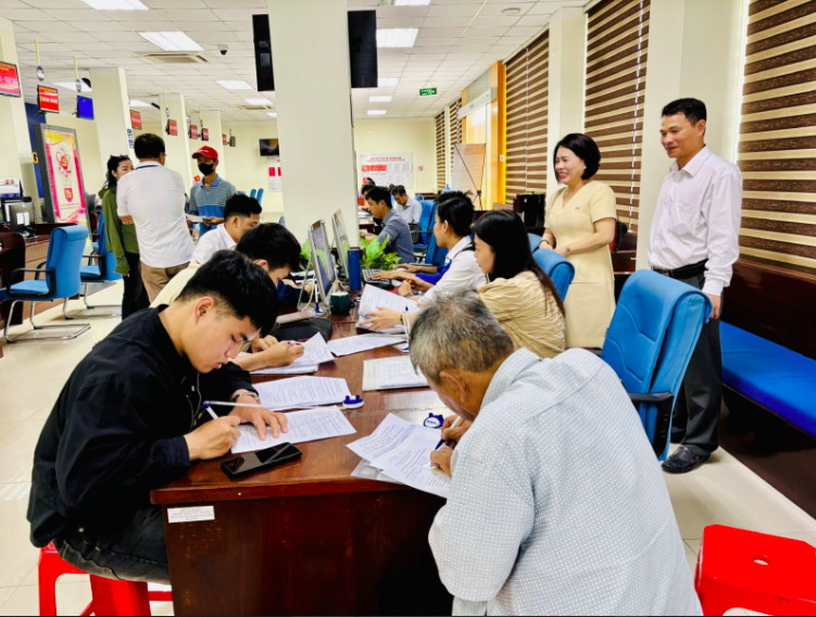 Thủ tướng yêu cầu quyết liệt cắt giảm thủ tục hành chính, điều kiện kinh doanh