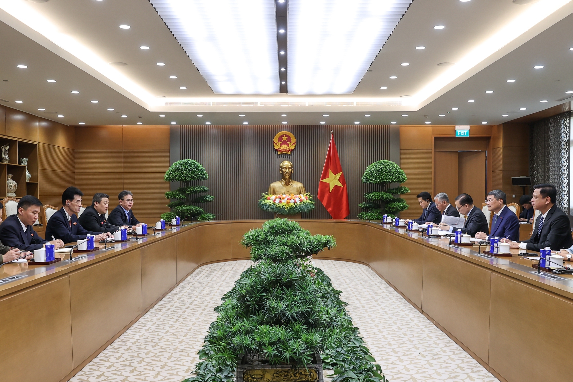 Thủ tướng Chính phủ Lê Minh Hưng tiếp Đại sứ Triều Tiên Ri Sung Guk