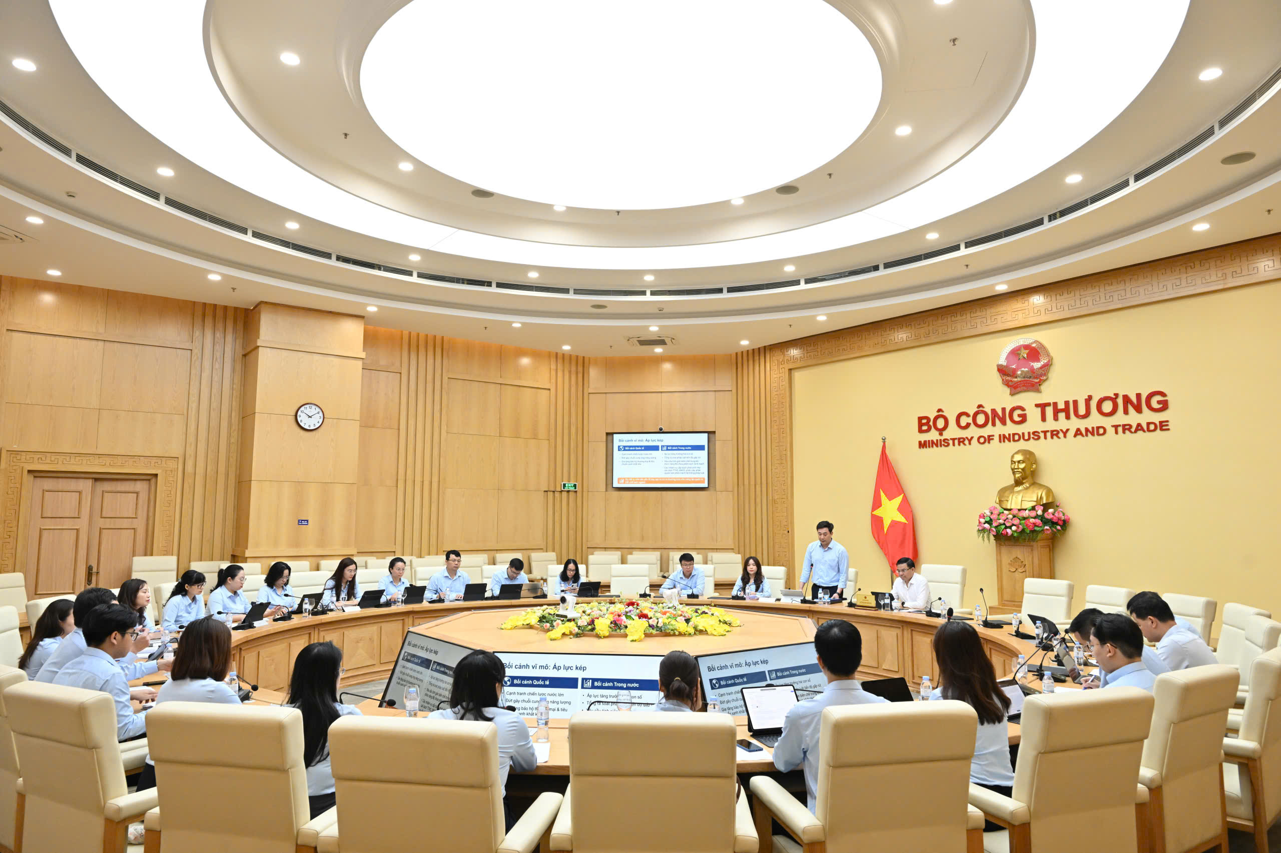 Bộ trưởng Lê Mạnh Hùng làm việc với Vụ Pháp chế về định hướng, nhiệm vụ trọng tâm năm 2026