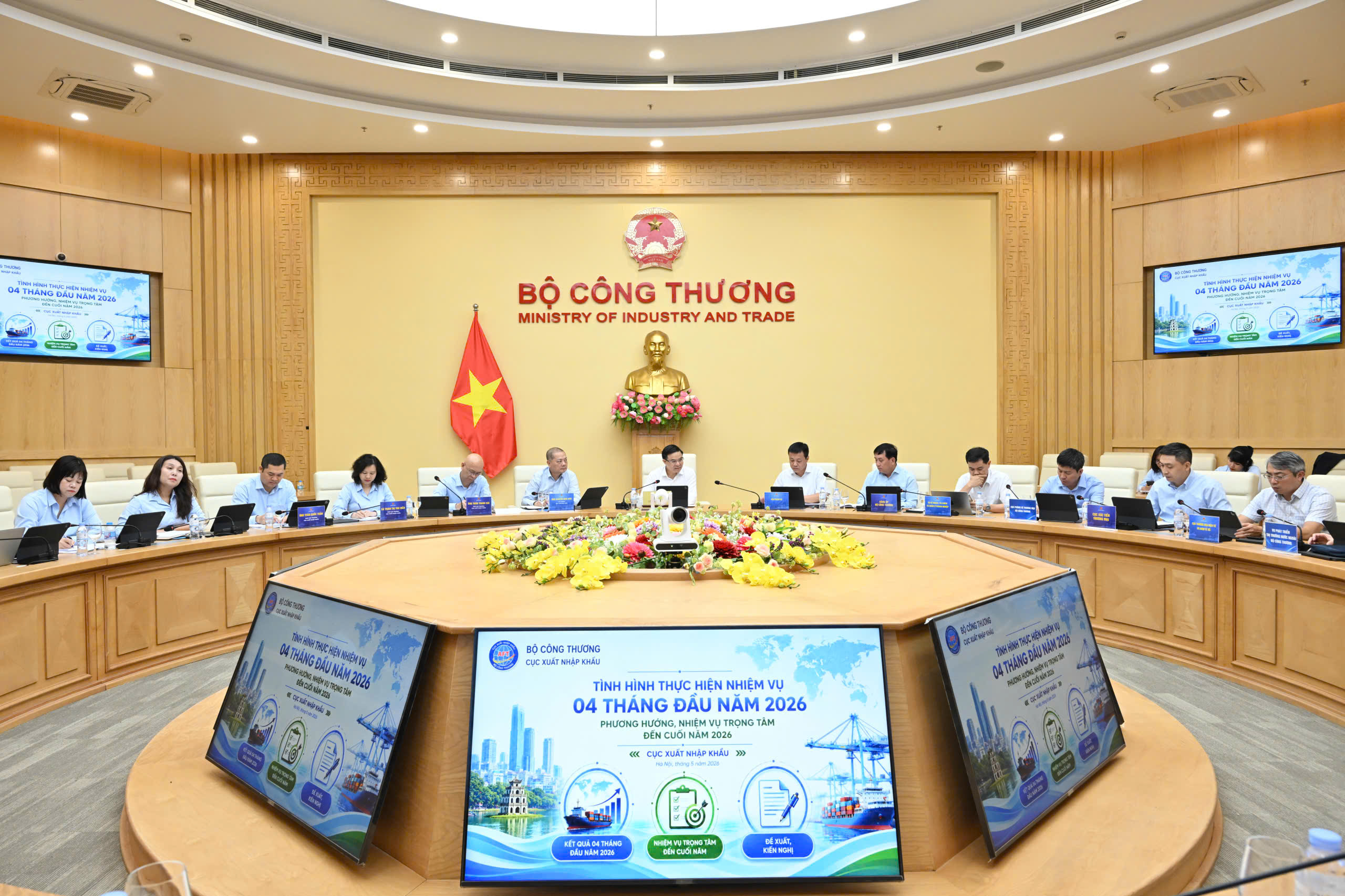 Chùm ảnh: Bộ trưởng Bộ Công Thương Lê Mạnh Hùng làm việc với Cục Xuất nhập khẩu