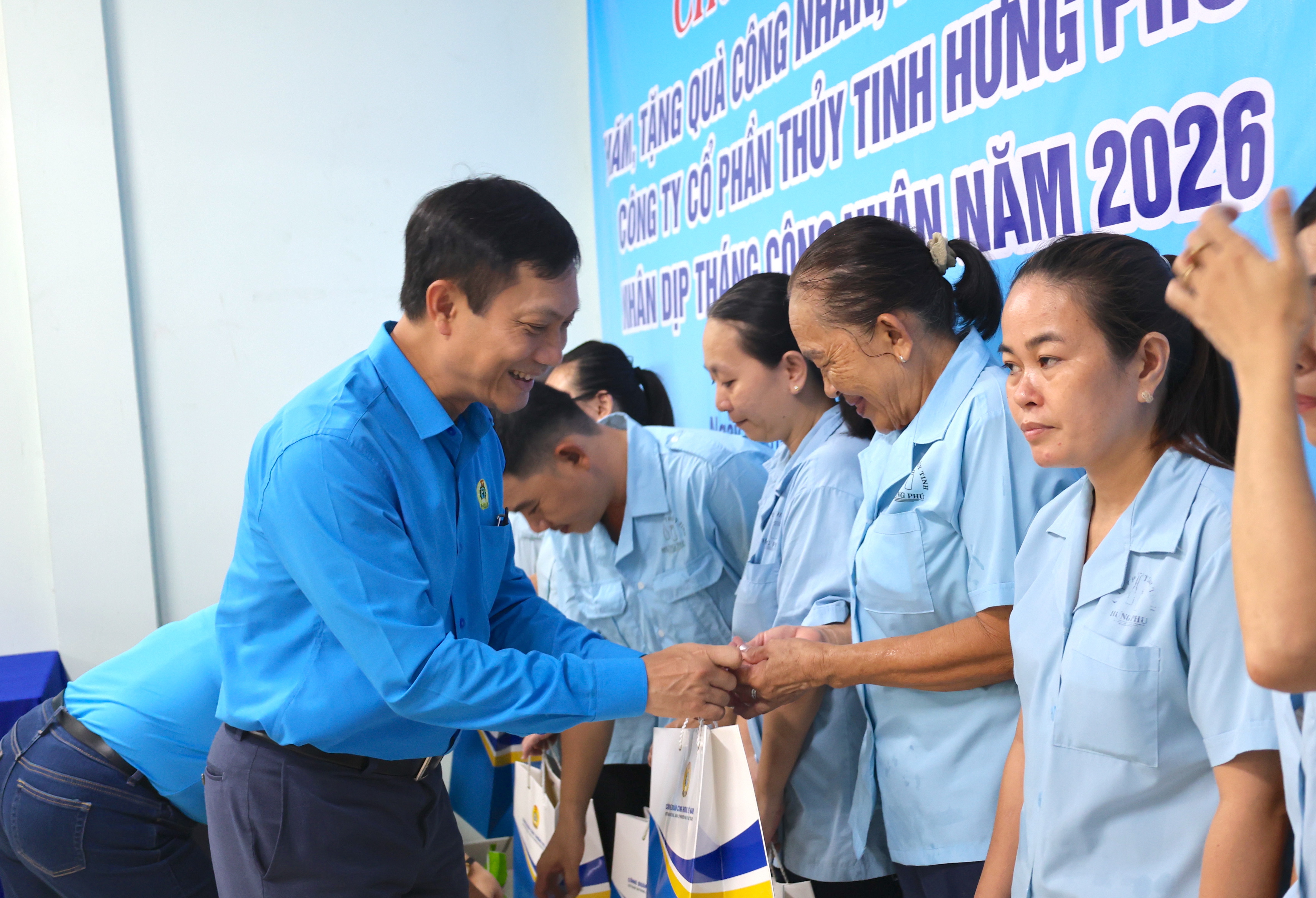 Công đoàn Công Thương Việt Nam: Trao hỗ trợ tới tận tay người lao động