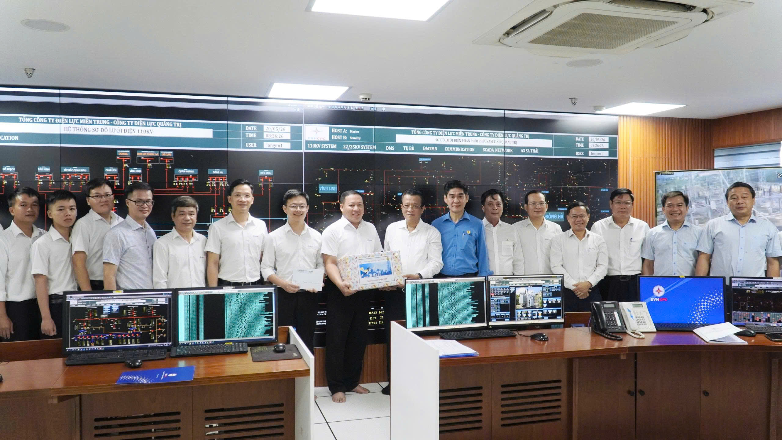 Tổng giám đốc EVNCPC thăm động viên người lao động PC Quảng Trị