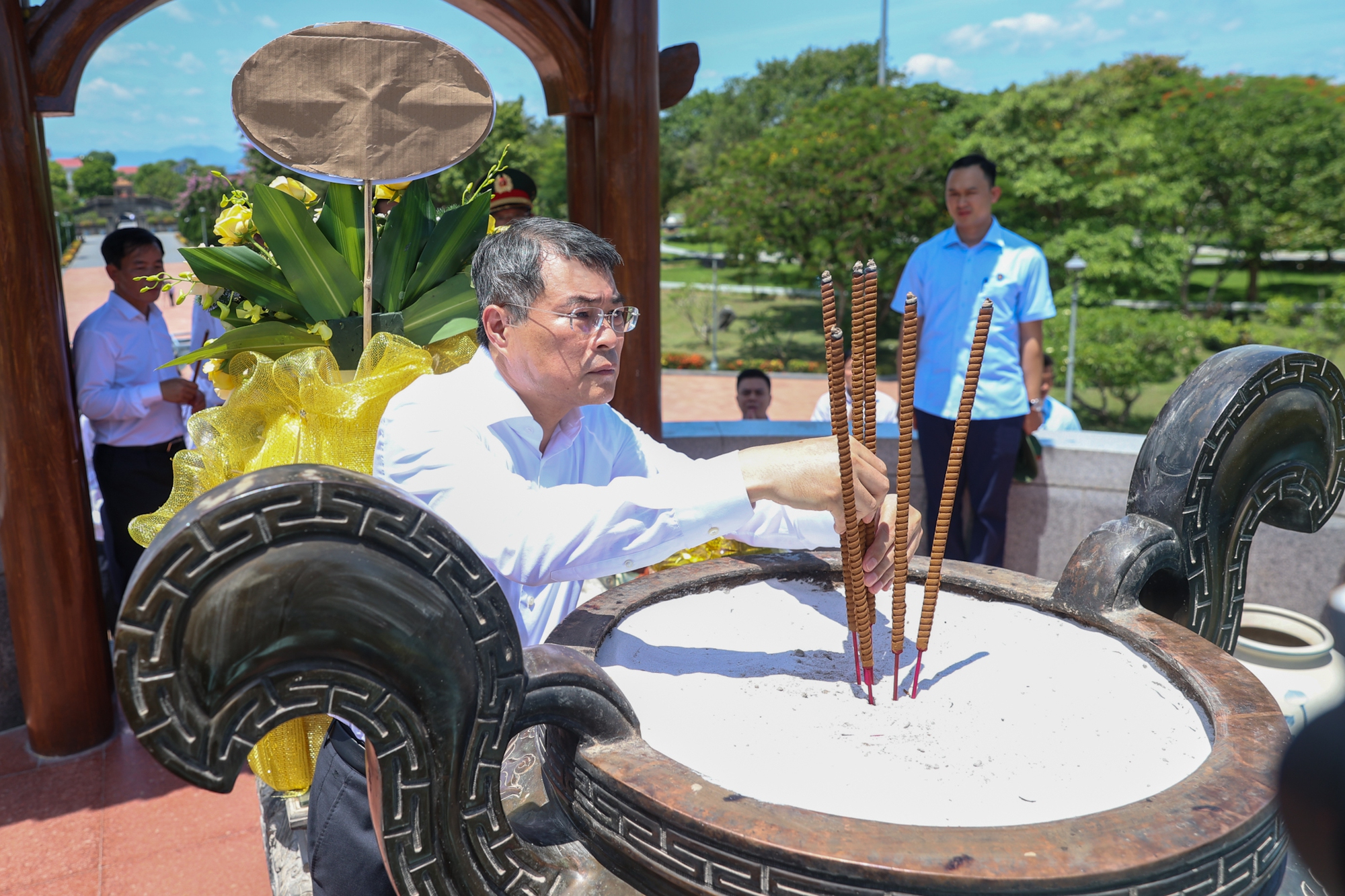 Thủ tướng Lê Minh Hưng tưởng niệm các anh hùng liệt sĩ tại các 'địa chỉ đỏ' ở Quảng Trị