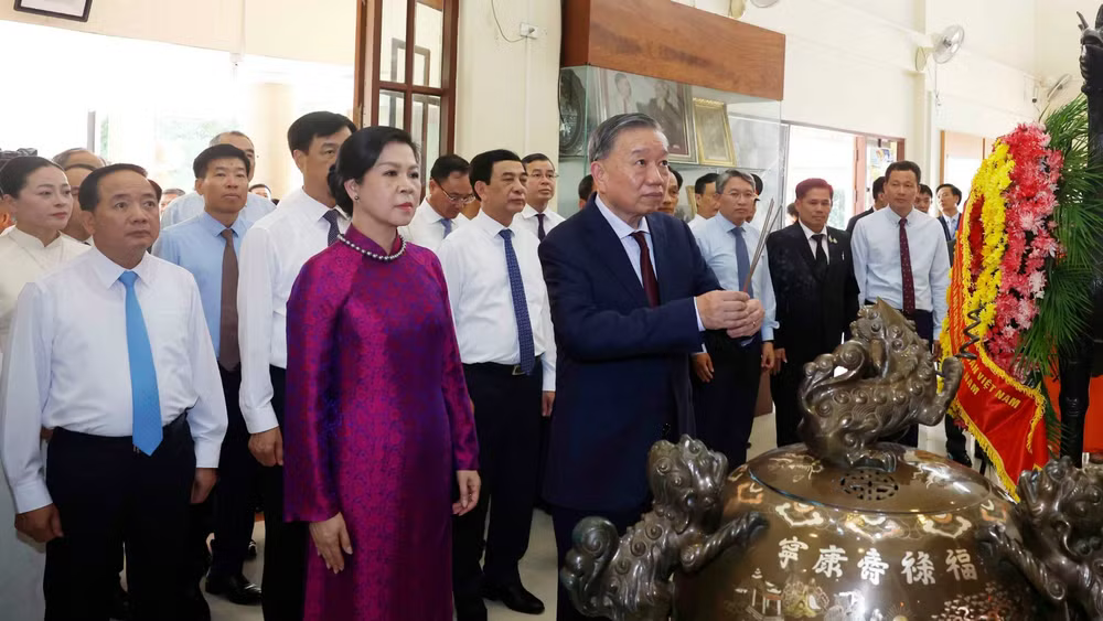 Tổng Bí thư, Chủ tịch nước Tô Lâm dâng hương tưởng nhớ Chủ tịch Hồ Chí Minh tại Thái Lan