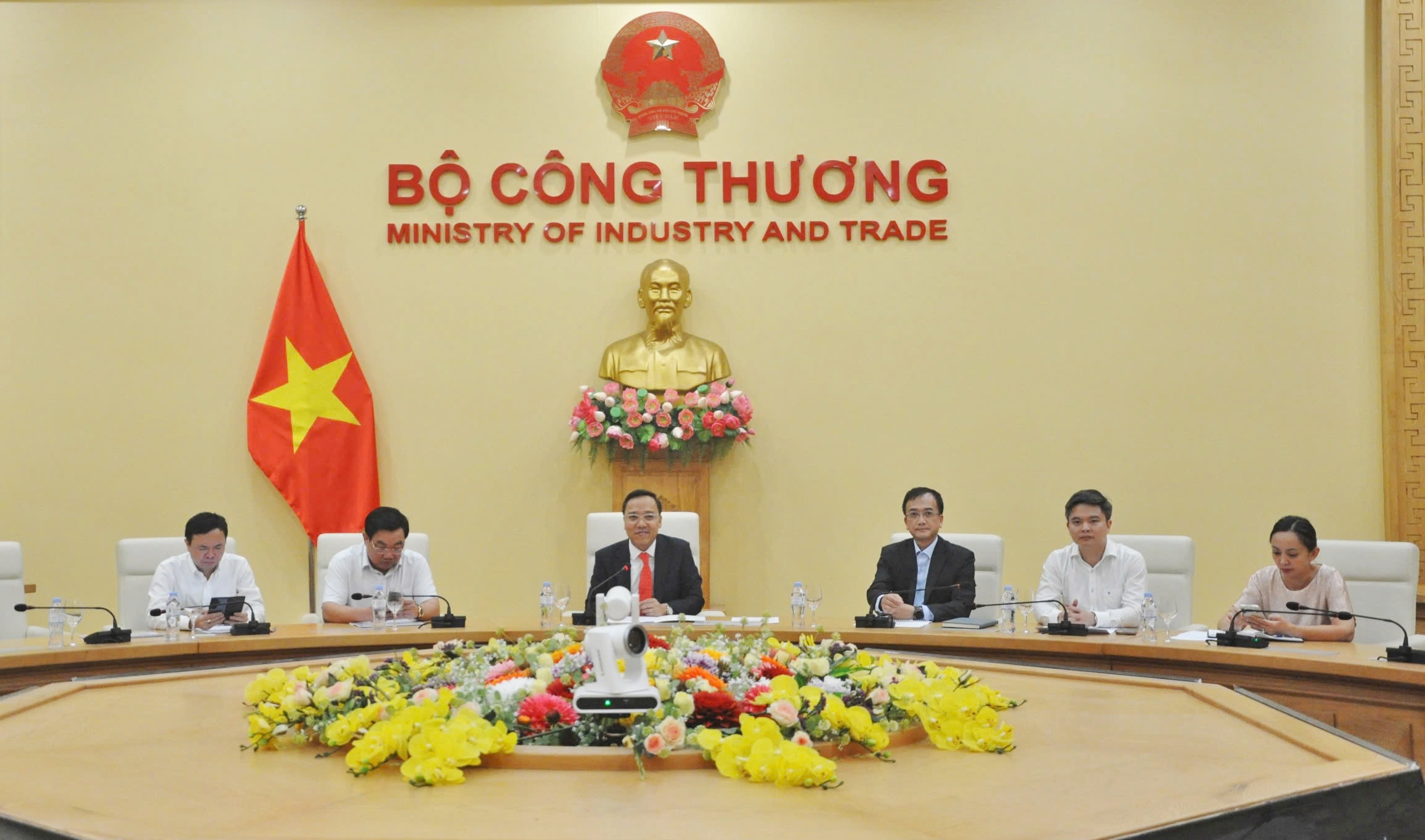 Thứ trưởng Nguyễn Hoàng Long làm việc với Tập đoàn NOVATEK về LNG