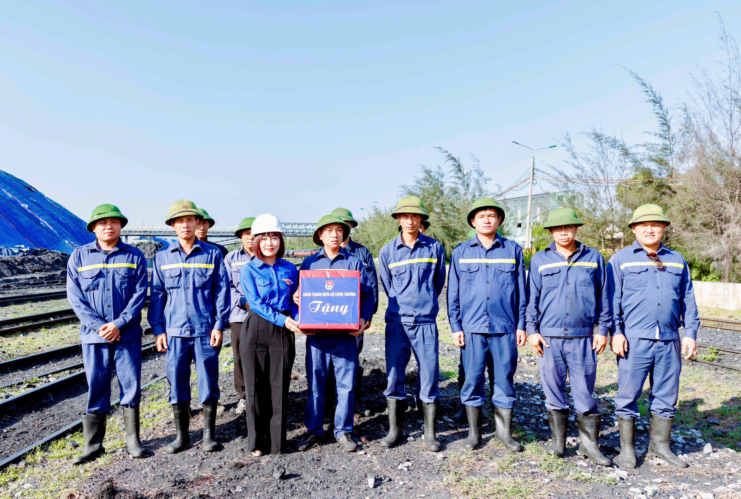 Thăm hỏi, động viên thanh niên công nhân tuyến đầu tại Công ty Kho vận Đá Bạc