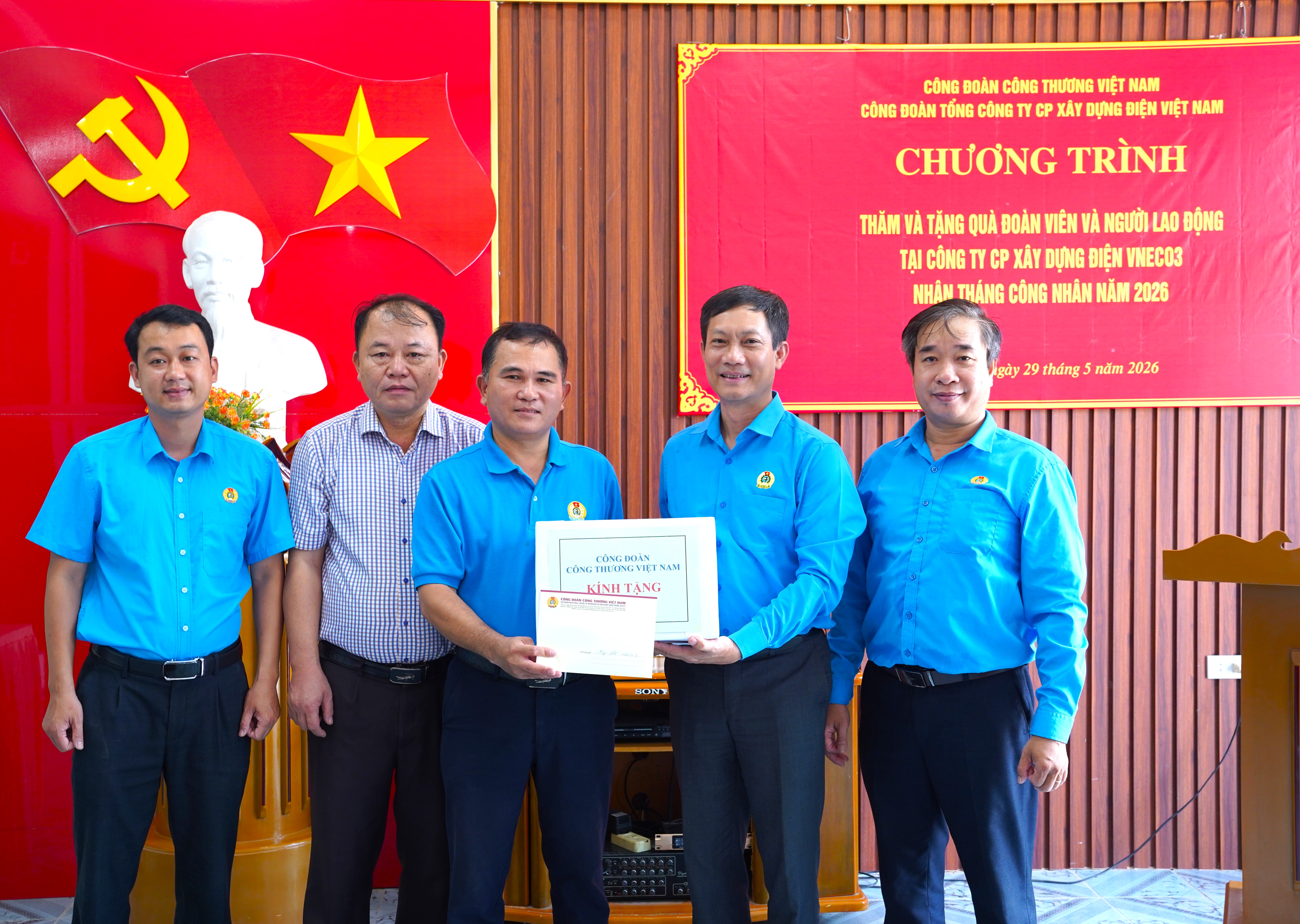 Công đoàn Công Thương Việt Nam thăm hỏi người lao động VNECO3