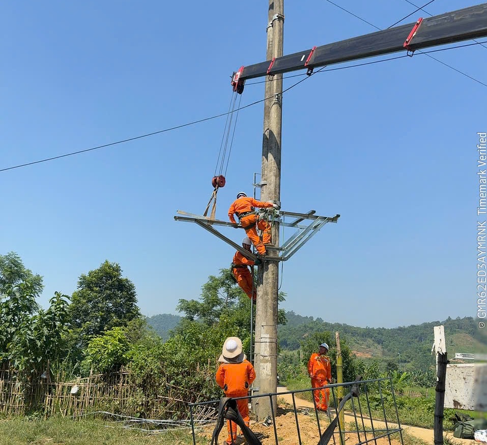 Thái Nguyên: Công nhân ngành điện bám lưới, giữ dòng điện thông suốt