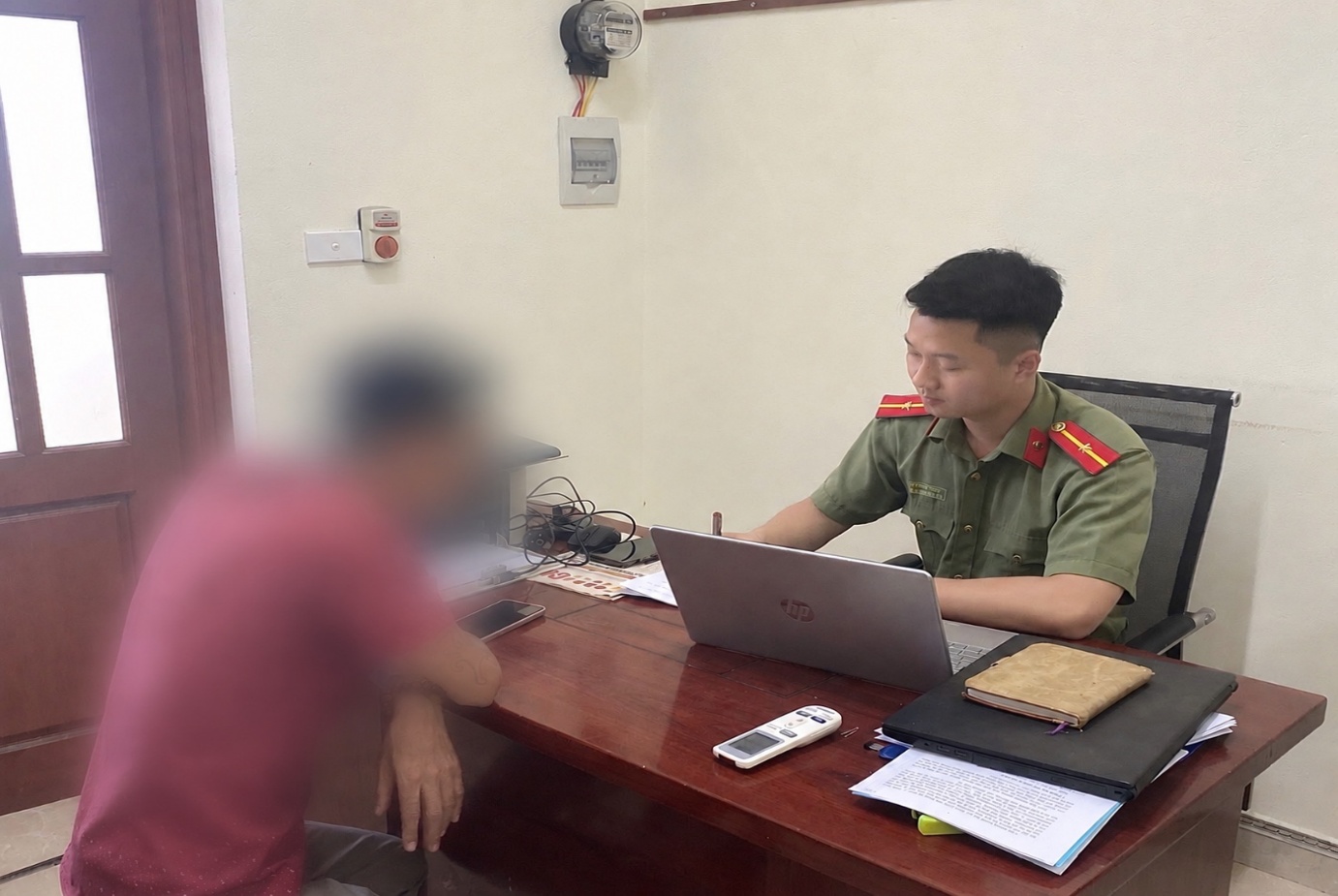 Công an làm việc với người đăng thông tin chưa kiểm chứng về xăng E10