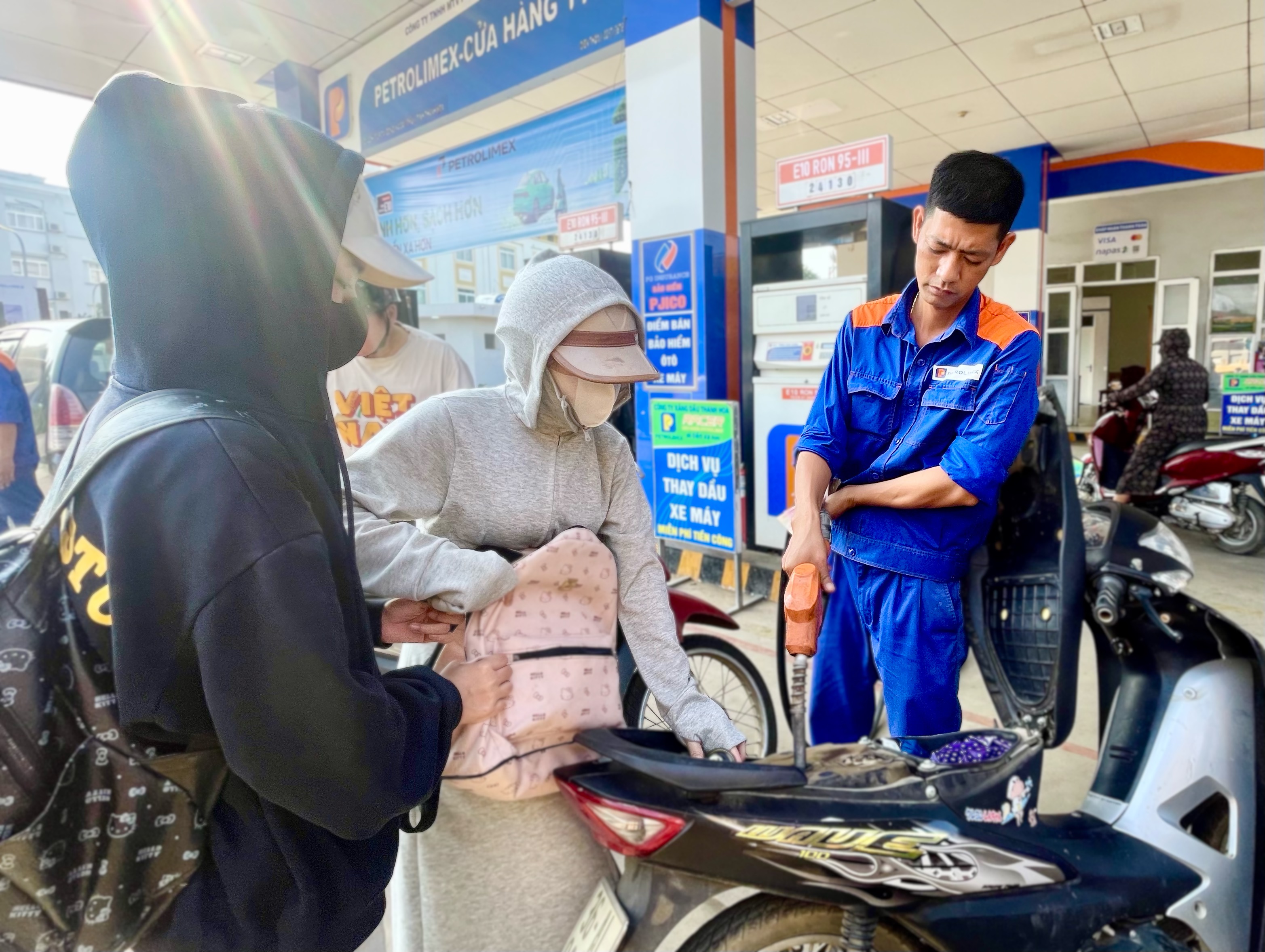 Người dân Thanh Hóa đón nhận xăng E10 trong ngày đầu triển khai 