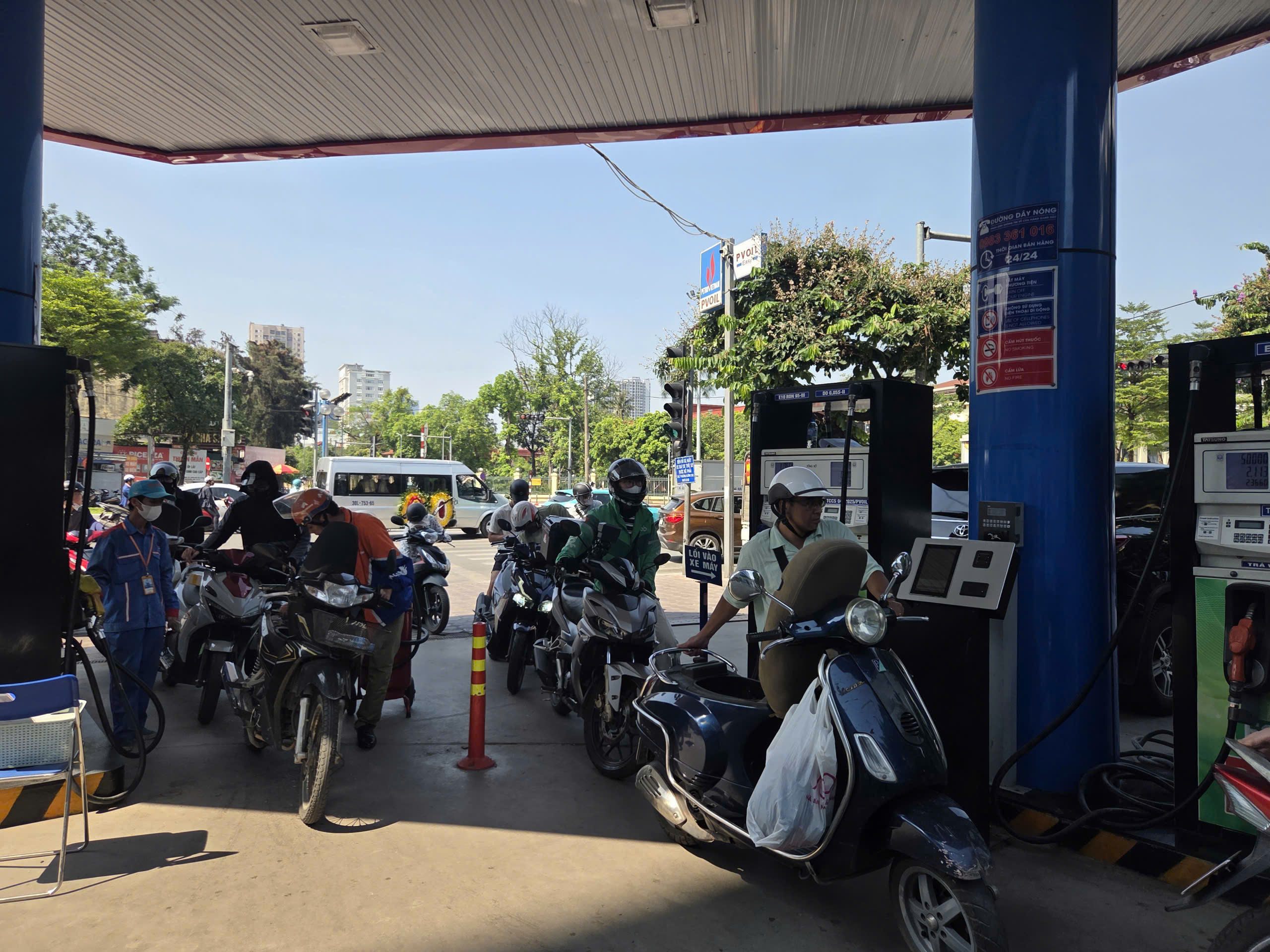 Hà Nội: Xe vận hành ổn định, người dân yên tâm sử dụng xăng E10