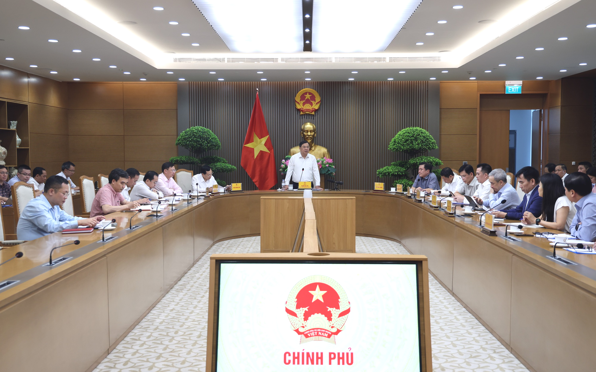 Phó Thủ tướng: Bảo đảm nguồn cung, chất lượng khi chuyển đổi xăng E10