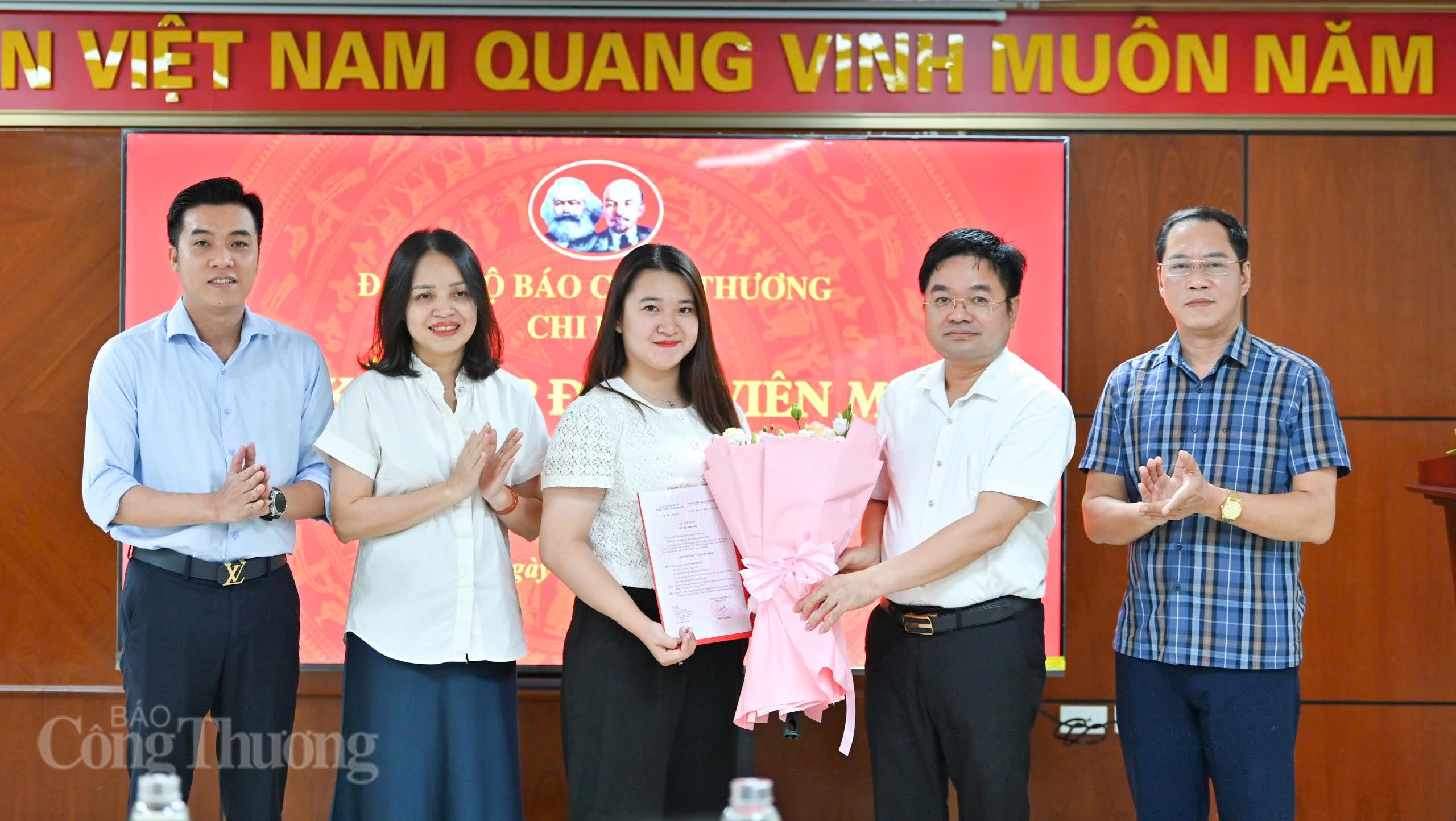 Báo Công Thương tổ chức kết nạp Đảng viên mới nhân kỷ niệm Ngày Báo chí cách mạng Việt Nam