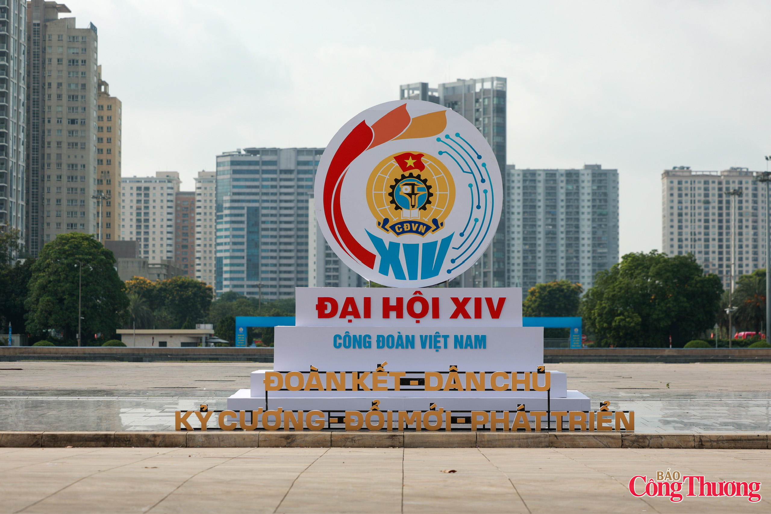 Hà Nội trang hoàng cờ hoa trước thềm Đại hội XIV Công đoàn Việt Nam