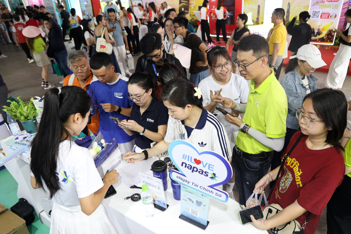 Sôi động gian hàng NAPAS tại Ngày Tài chính số 2026