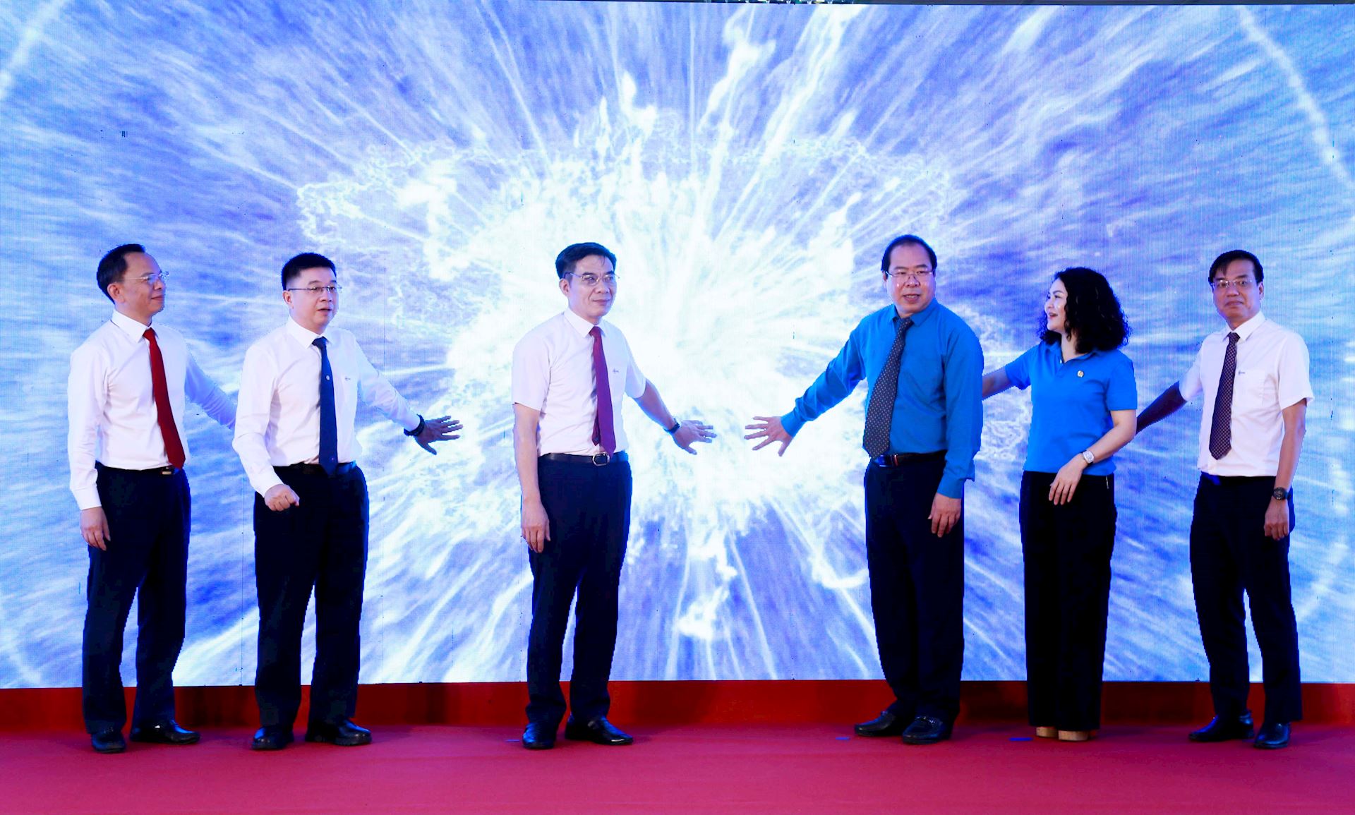 Lan tỏa phong trào 'Lao động giỏi, năng suất cao, thu nhập tốt' trong ngành điện