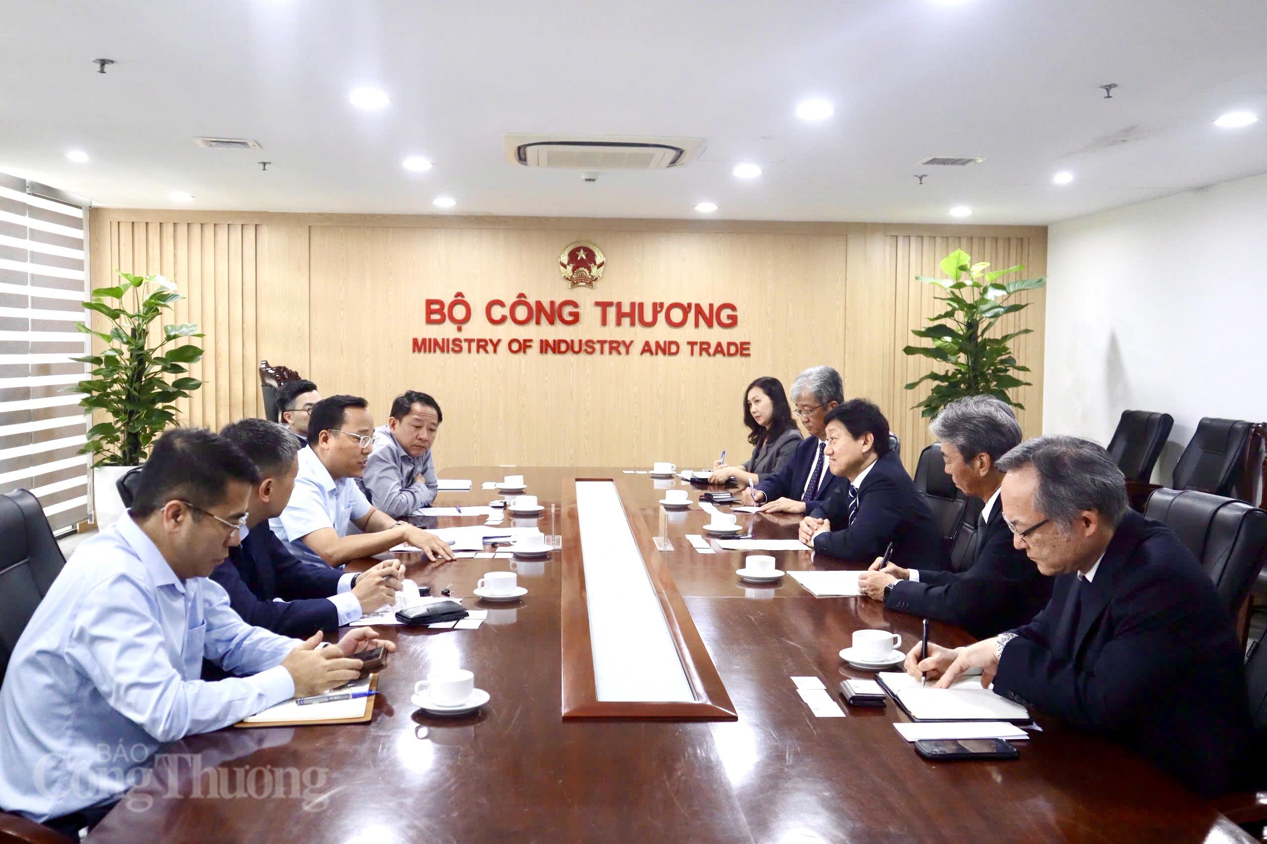 Thứ trưởng Nguyễn Hoàng Long làm việc với lãnh đạo Công ty MOECO