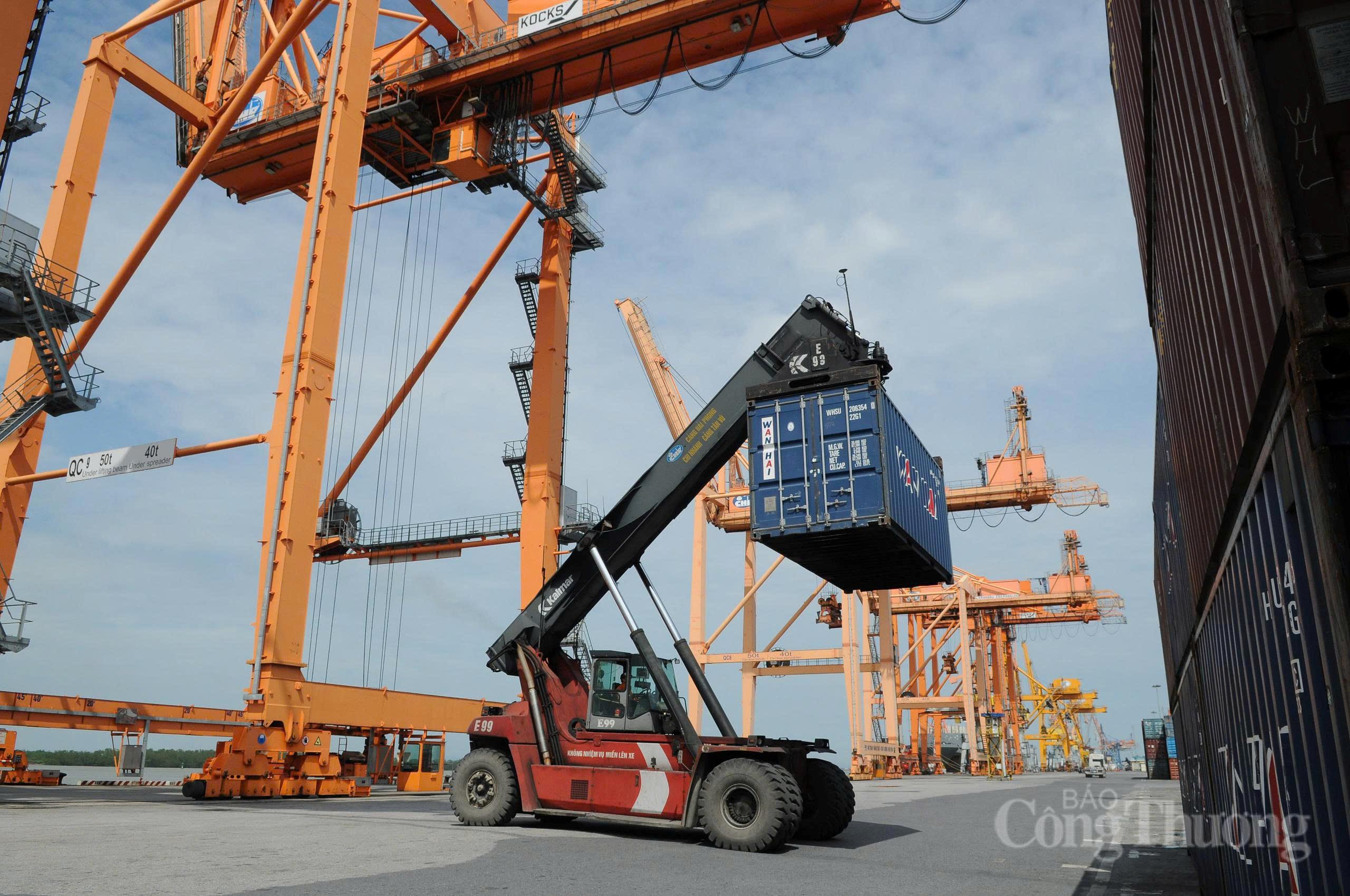 Xuất nhập khẩu duy trì đà tăng trưởng tích cực