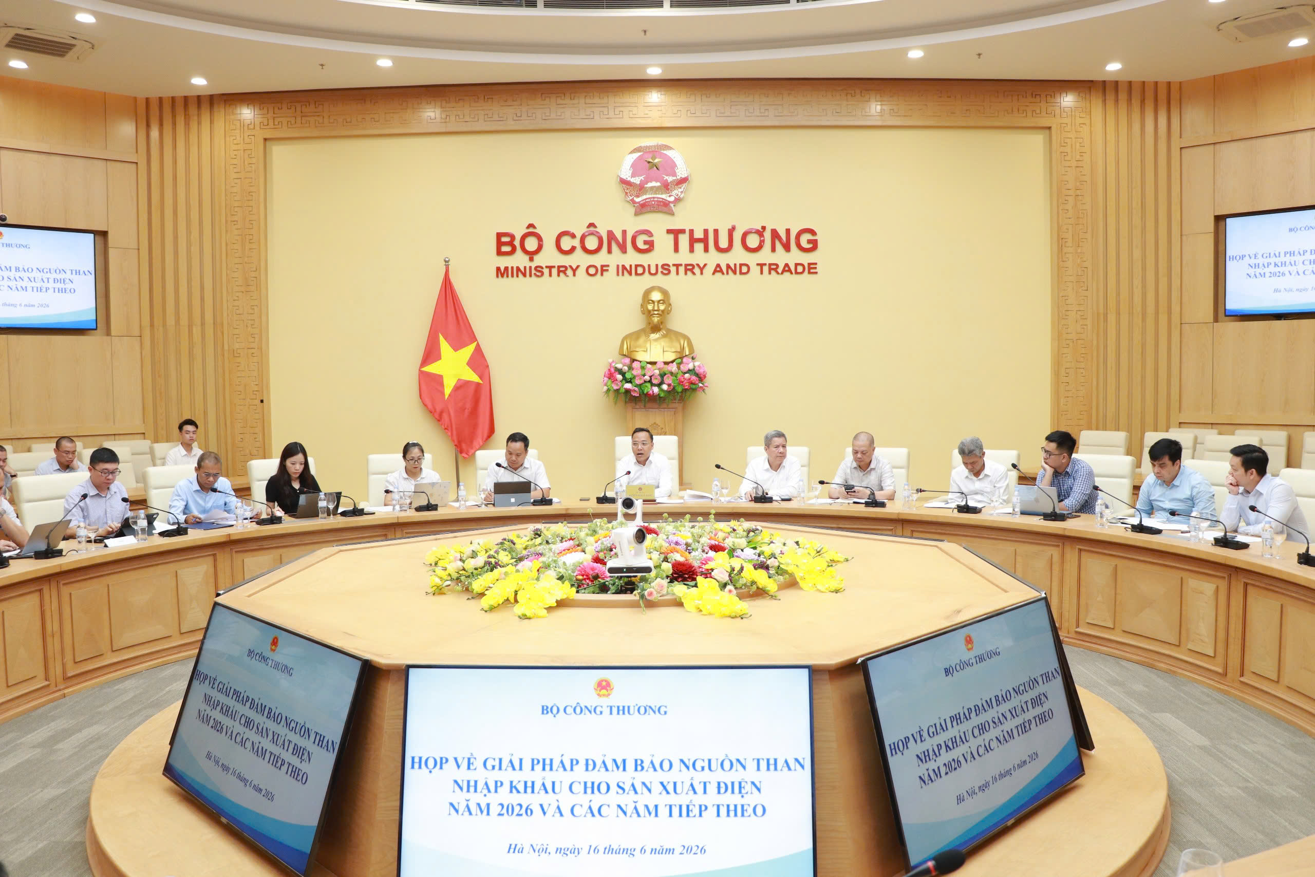 Bộ Công Thương họp về giải pháp đảm bảo nguồn than nhập khẩu cho sản xuất điện