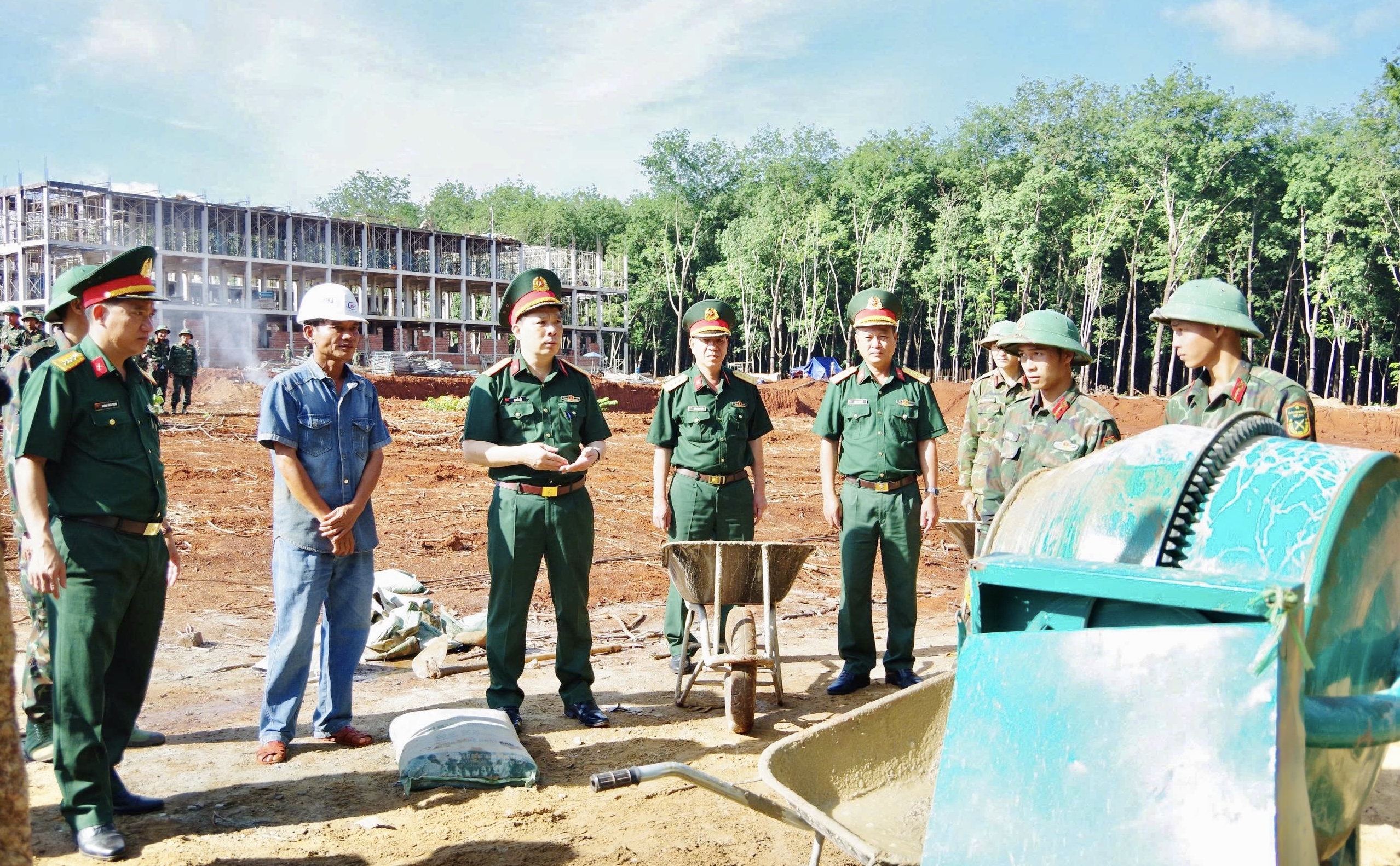 Chiến sĩ Quân đoàn 34 'vượt nắng, thắng mưa' đưa trường nội trú biên giới về đích