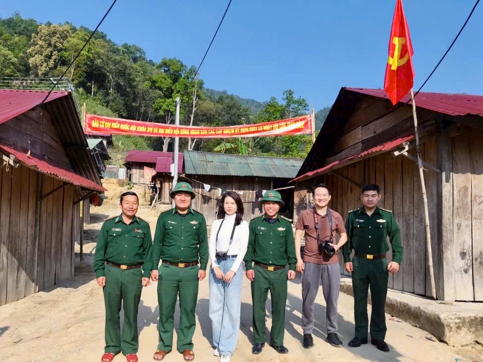 Nơi ánh điện bừng sáng và những bước chân người làm báo 