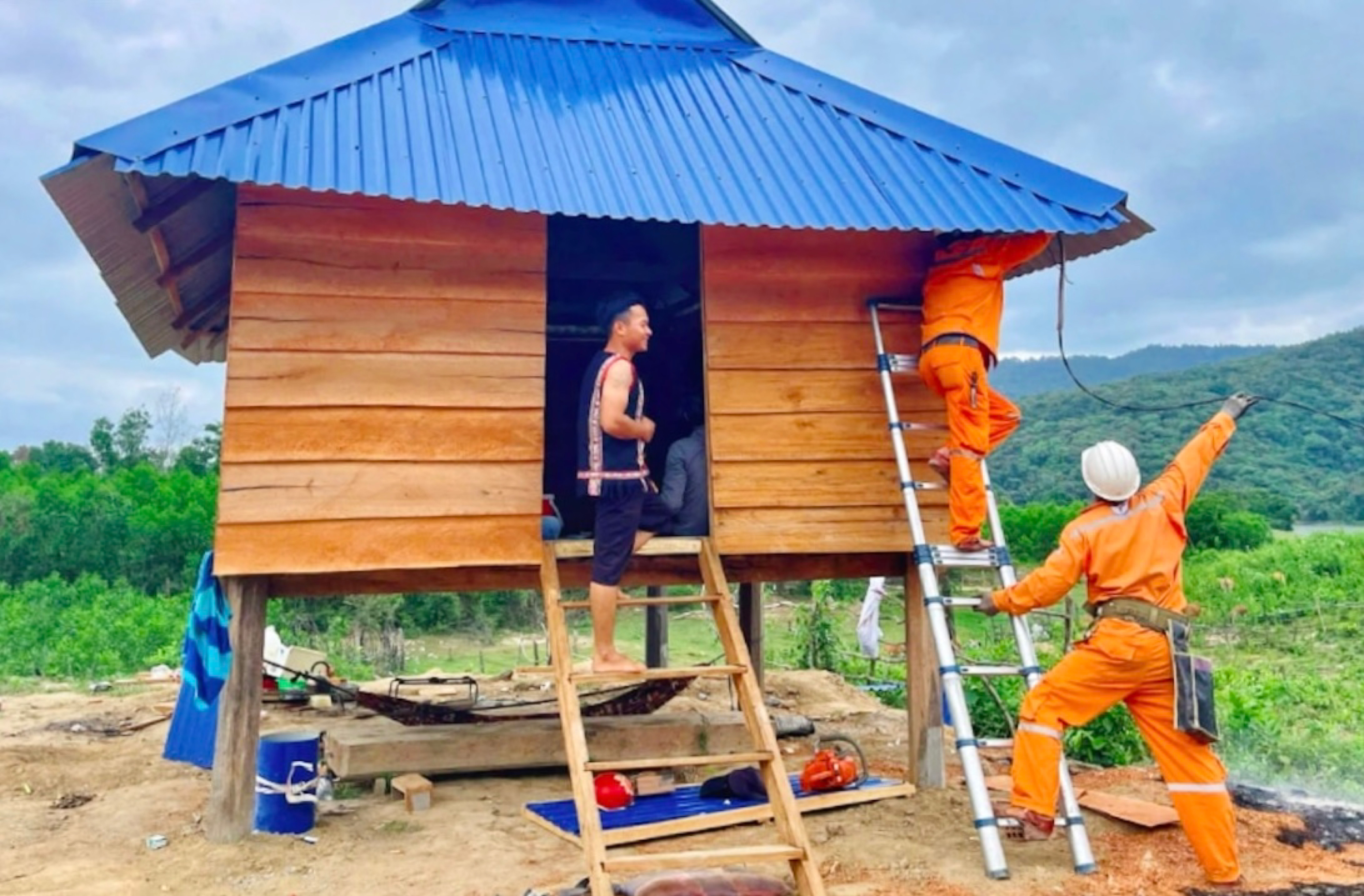 Câu chuyện ‘vượt nắng, thắng mưa’ mang nguồn điện sáng về buôn làng