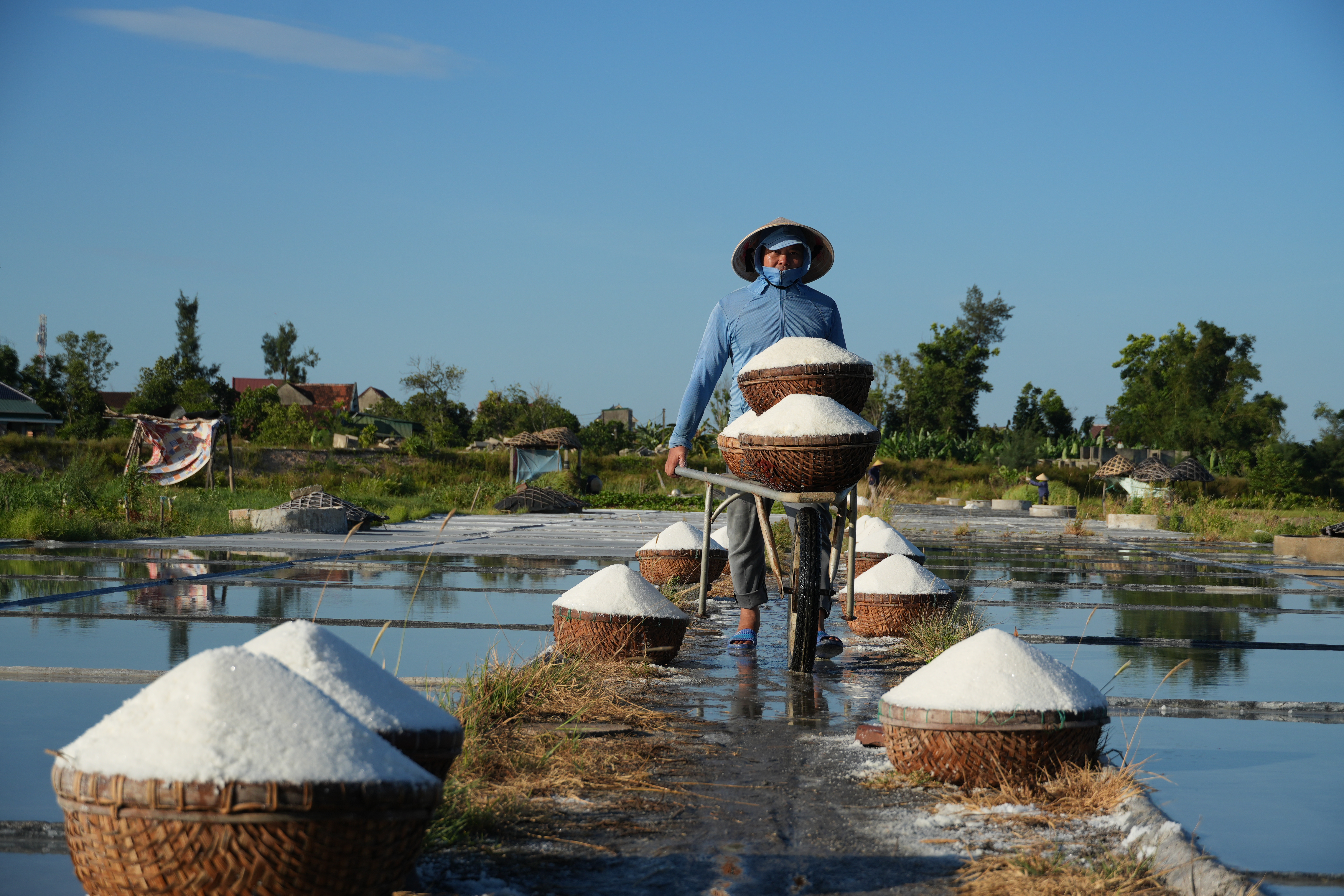 Nhọc nhằn nghề muối Châu Hạ